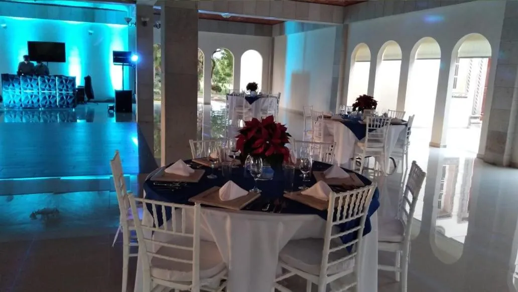 Restaurant/places to eat in The Lorian Club