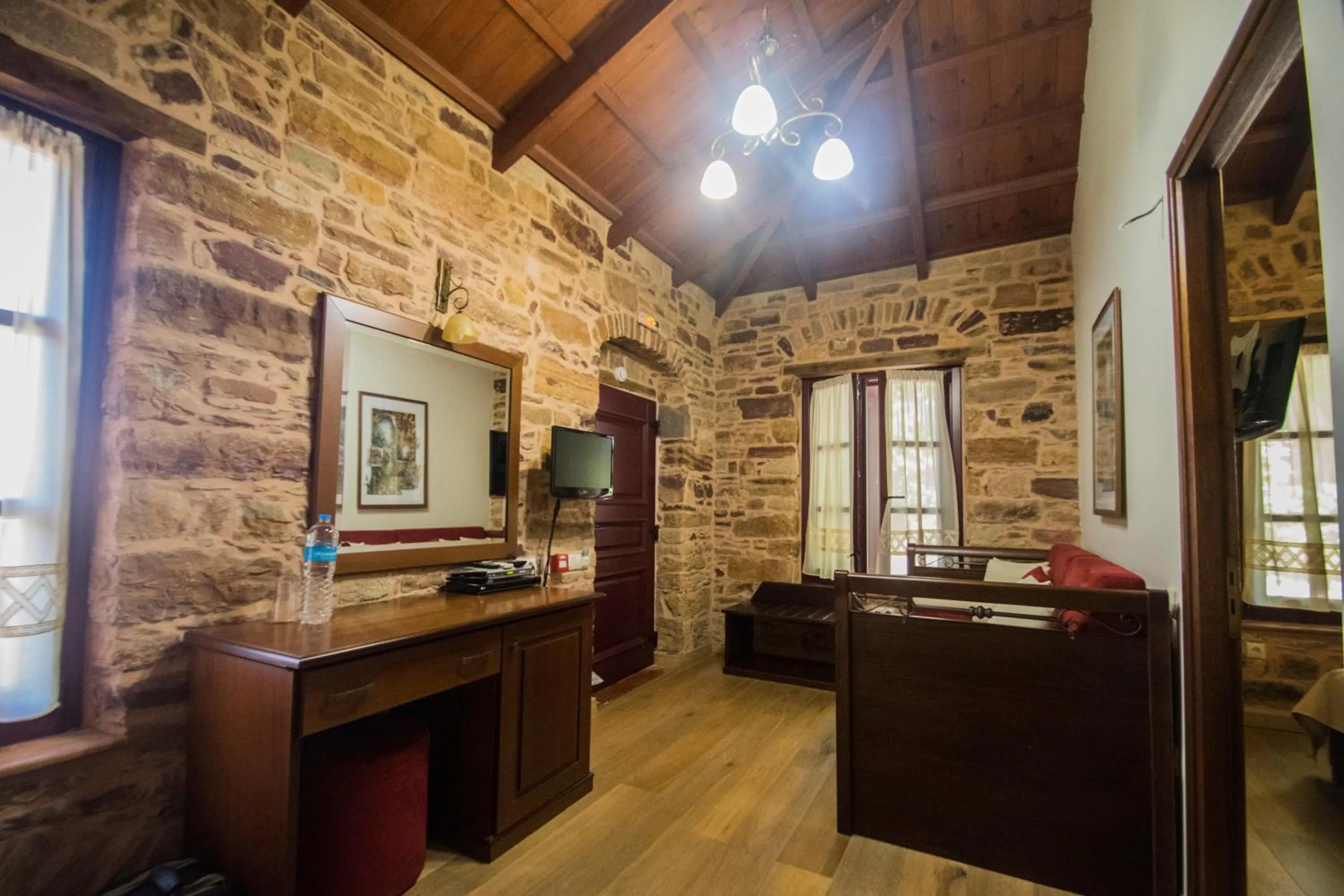 TV and multimedia in Archontiko Riziko