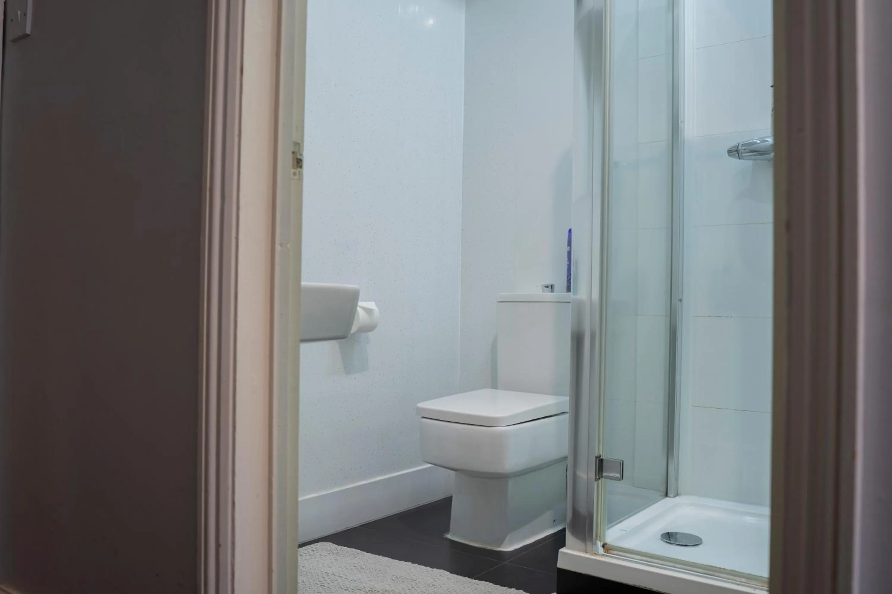 Toilet in Gatwick Turret Guest House