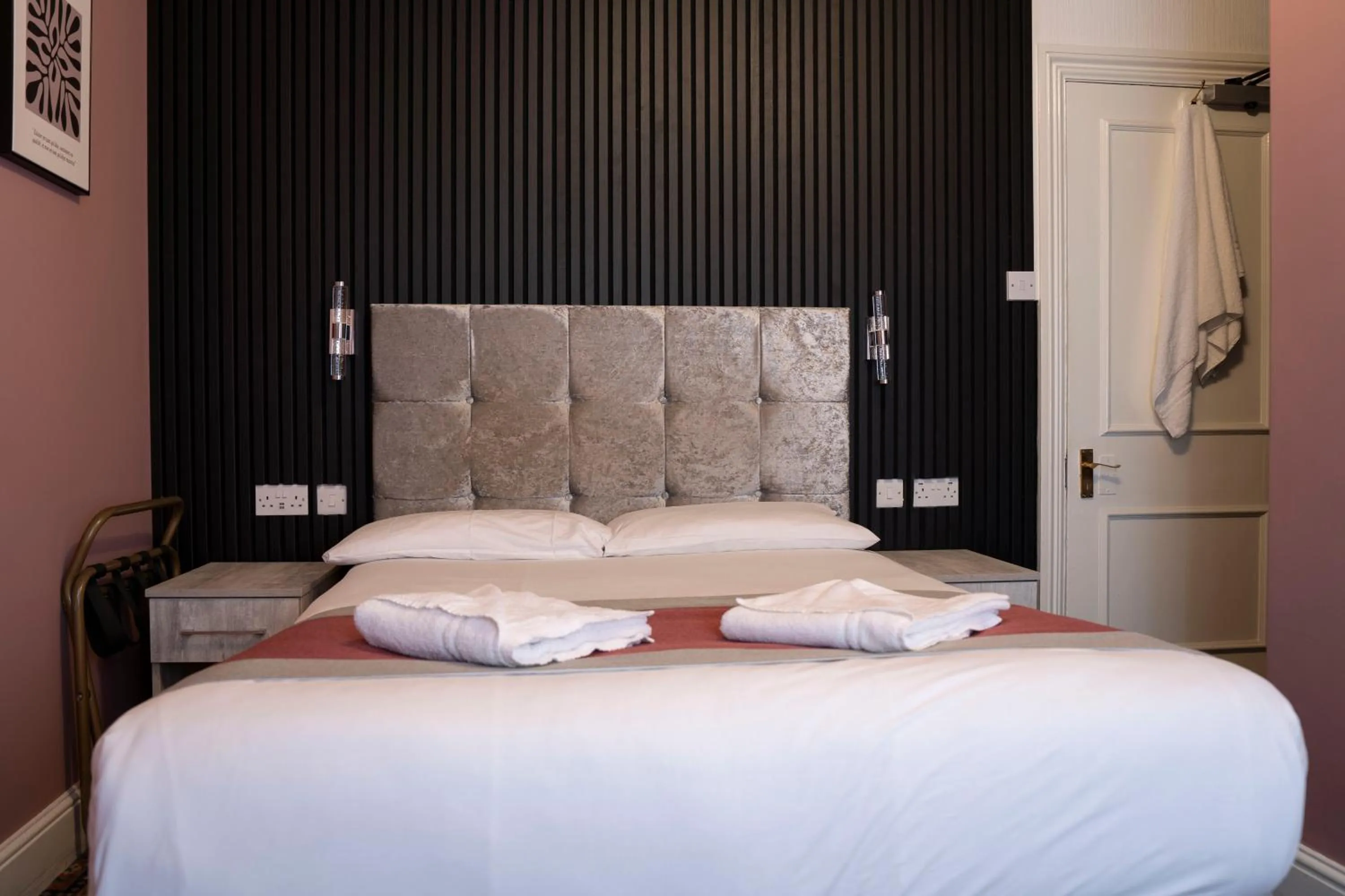 Bed in Gatwick Turret Guest House