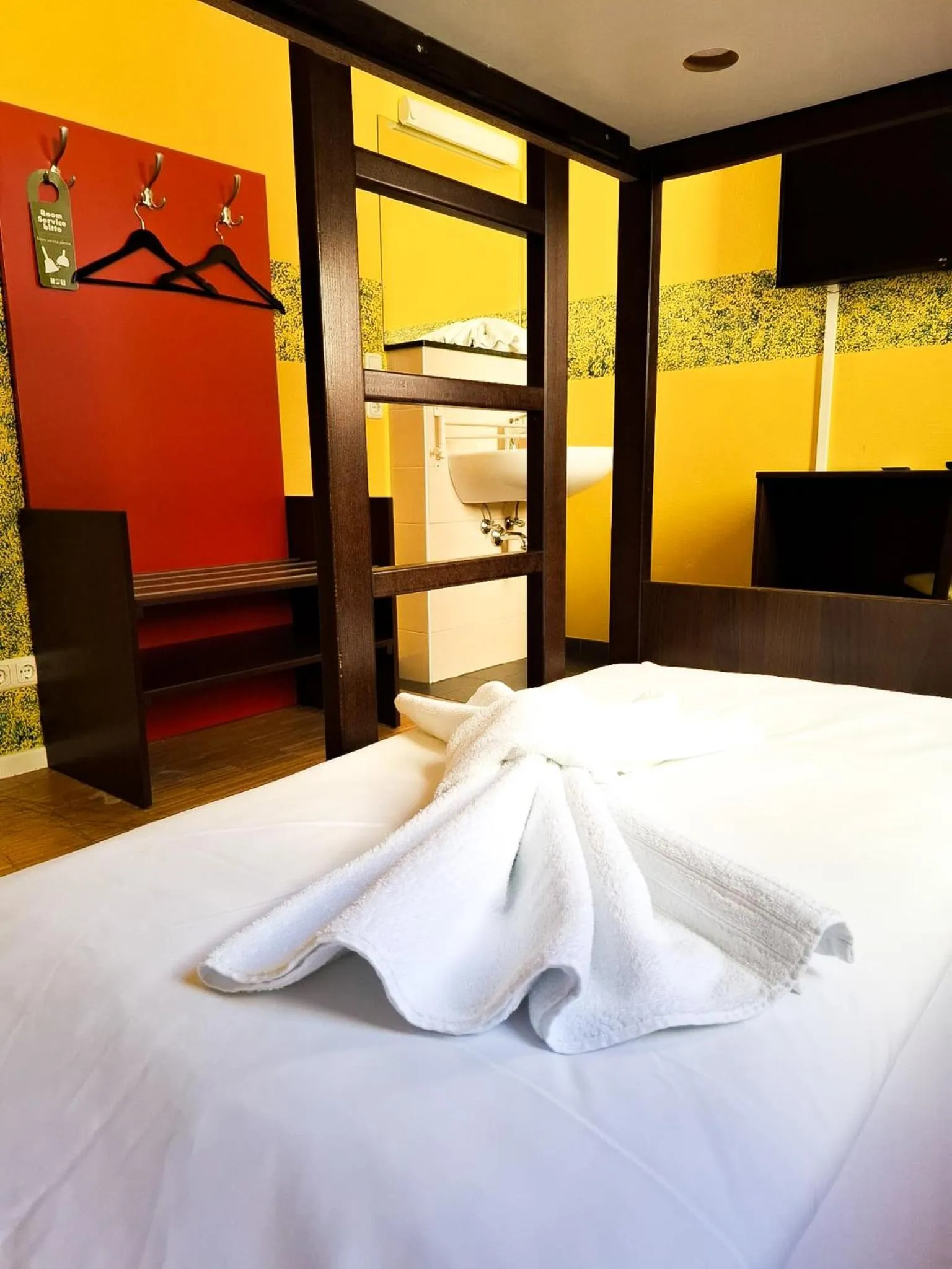 Bed in HOLI City Apart Hotel Berlin