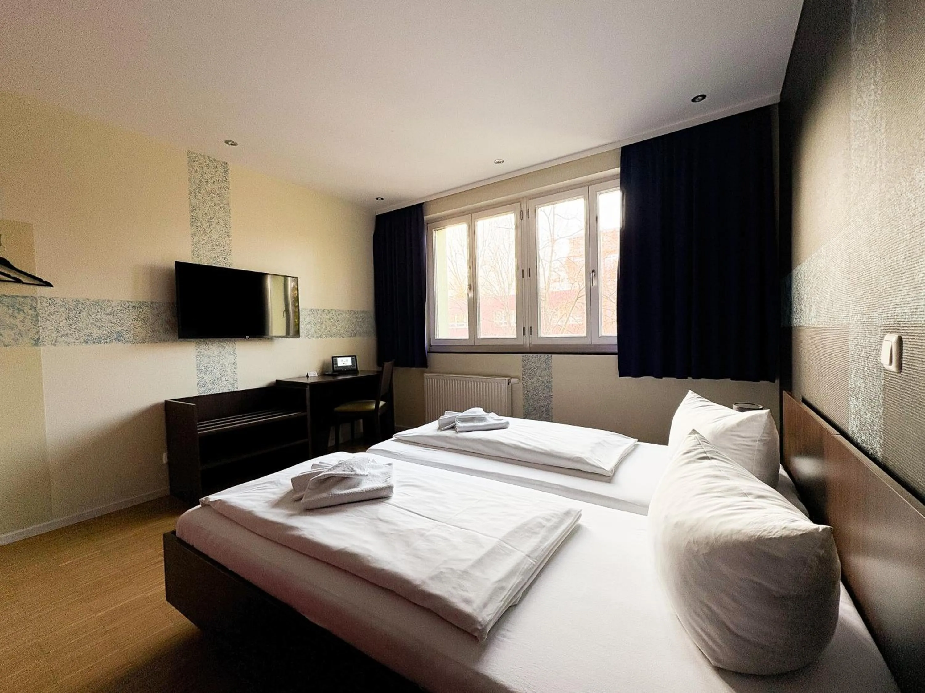 TV and multimedia, Bed in HOLI City Apart Hotel Berlin