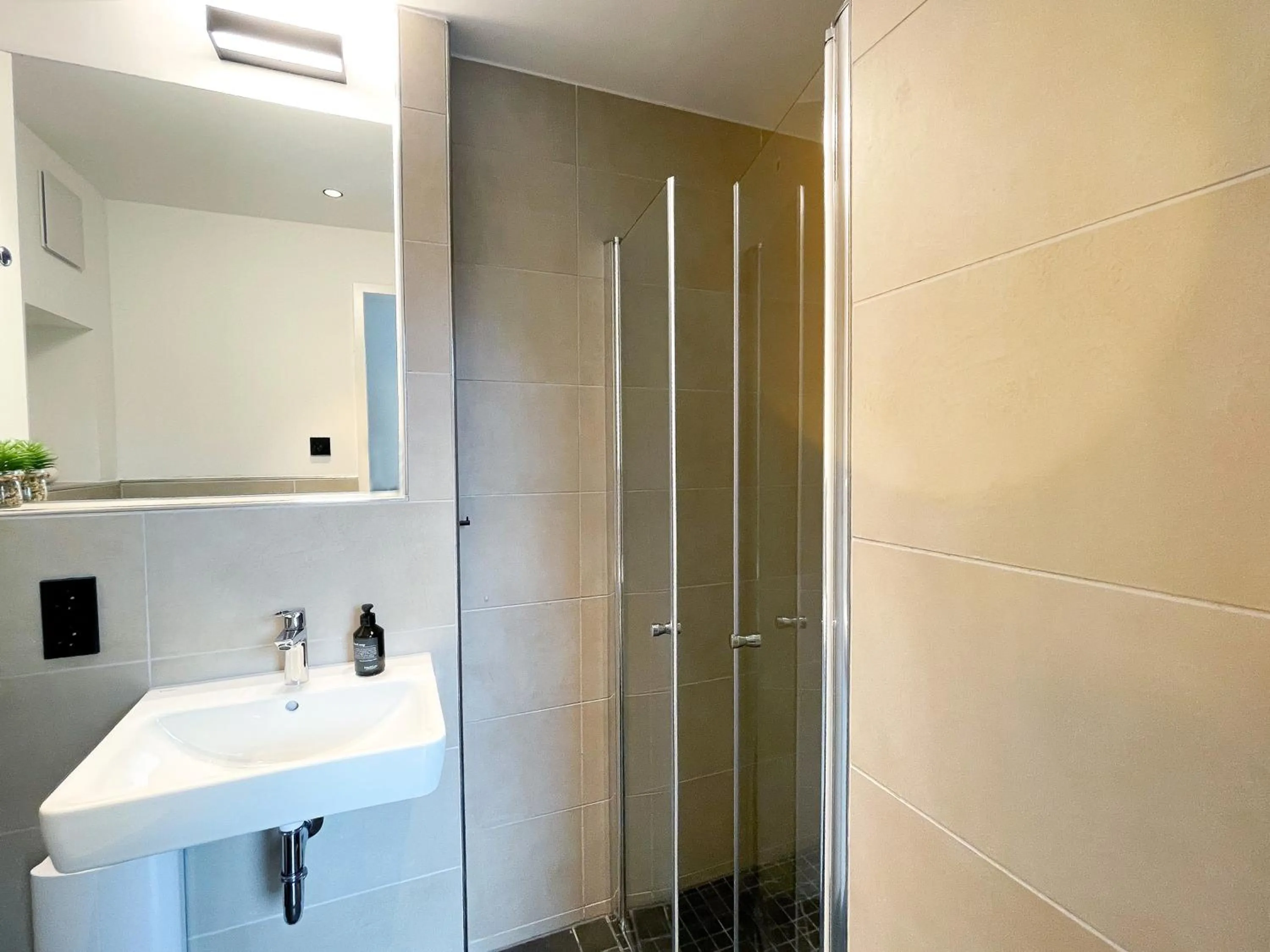 Shower in HOLI City Apart Hotel Berlin