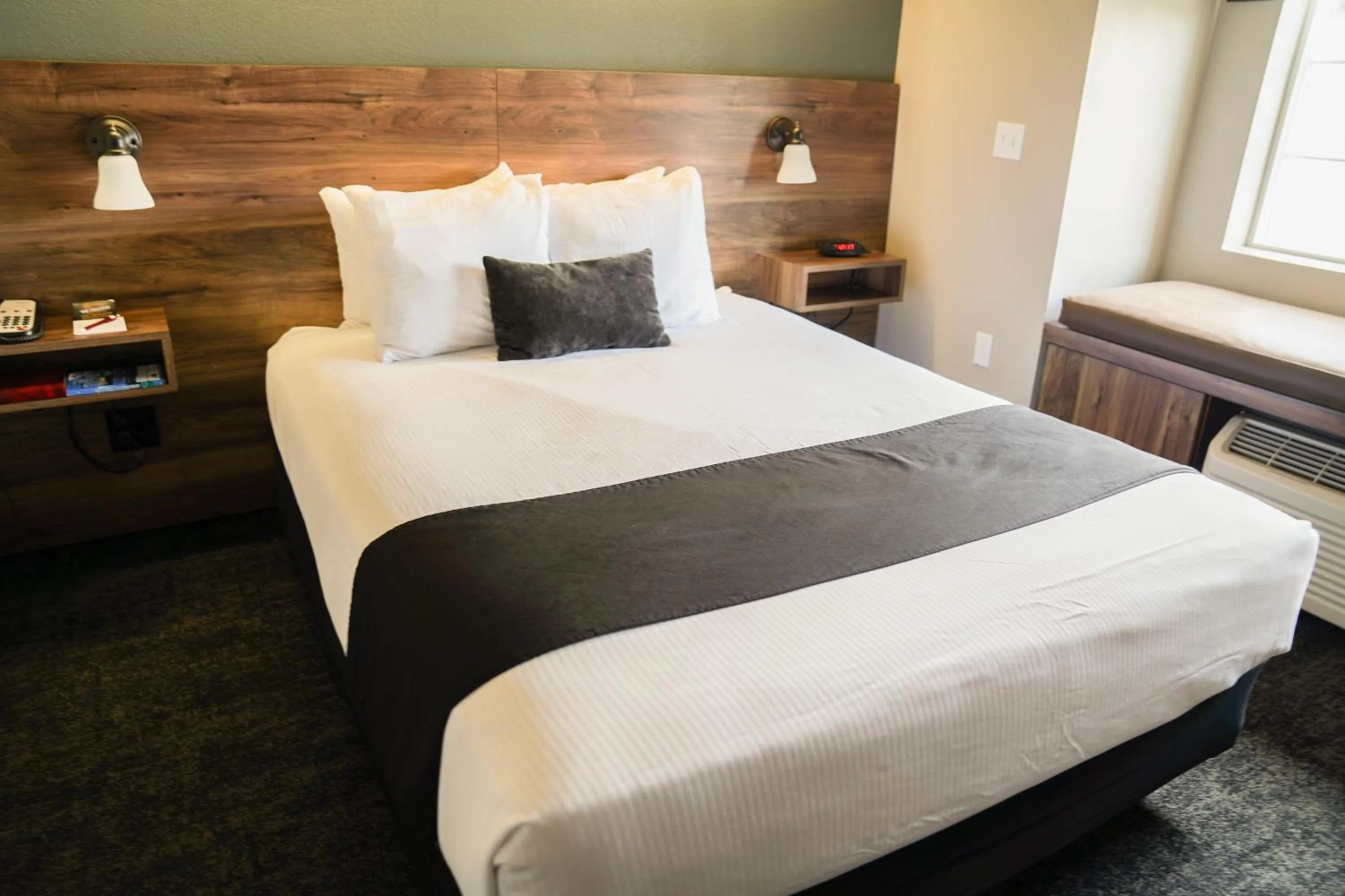 Bedroom, Bed in Hotel Ruby Sandpoint