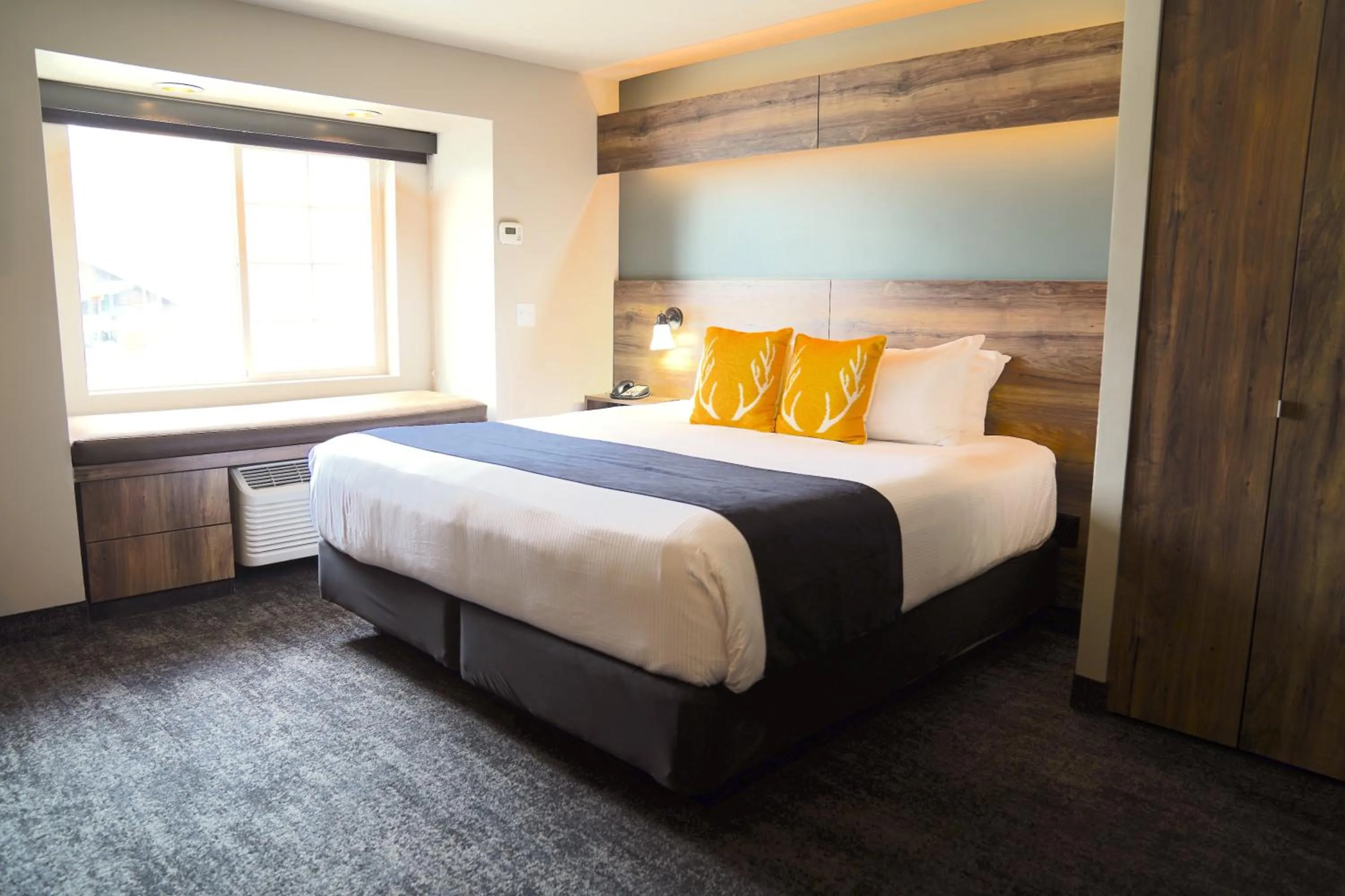 Bedroom, Bed in Hotel Ruby Sandpoint