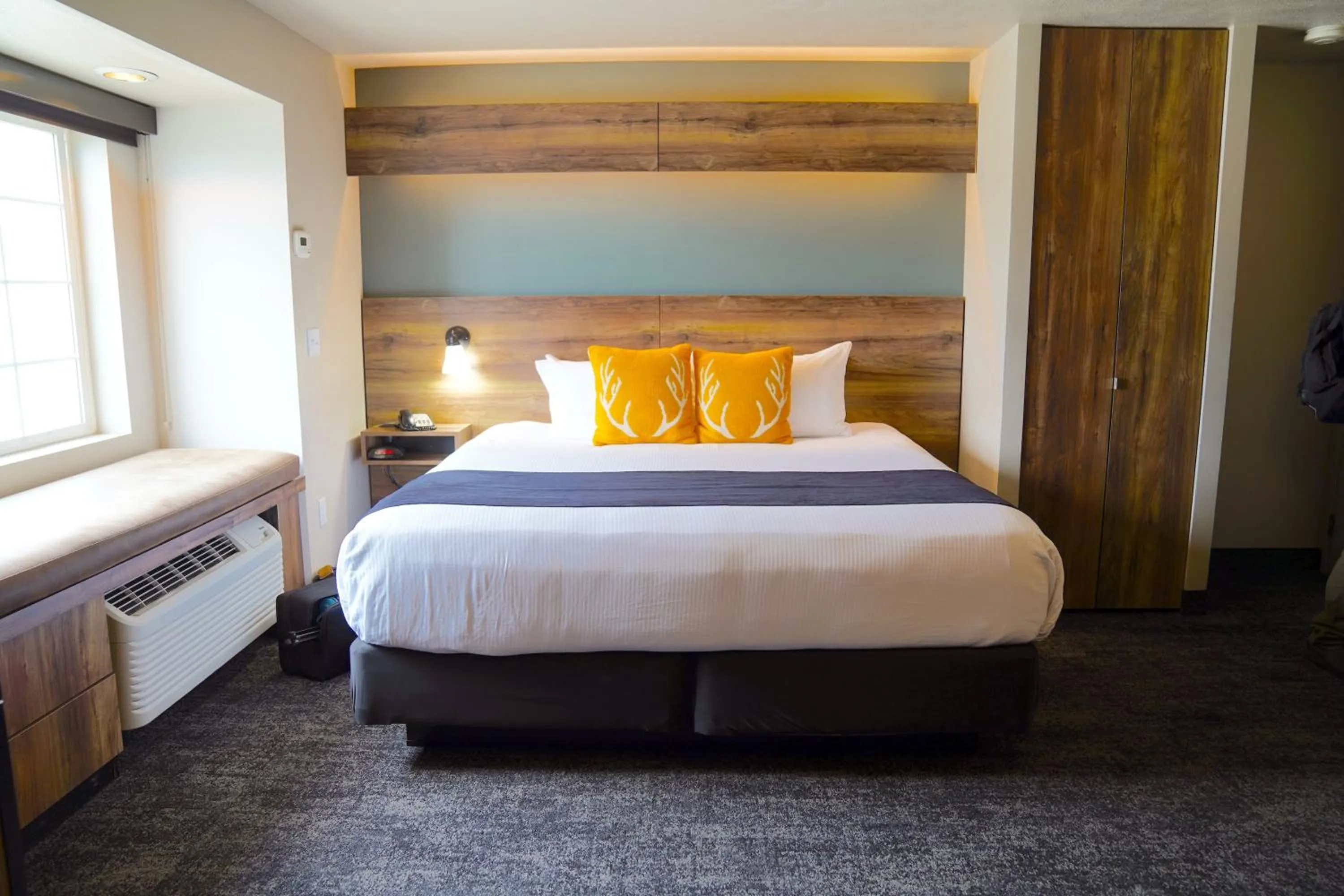 Bedroom, Bed in Hotel Ruby Sandpoint