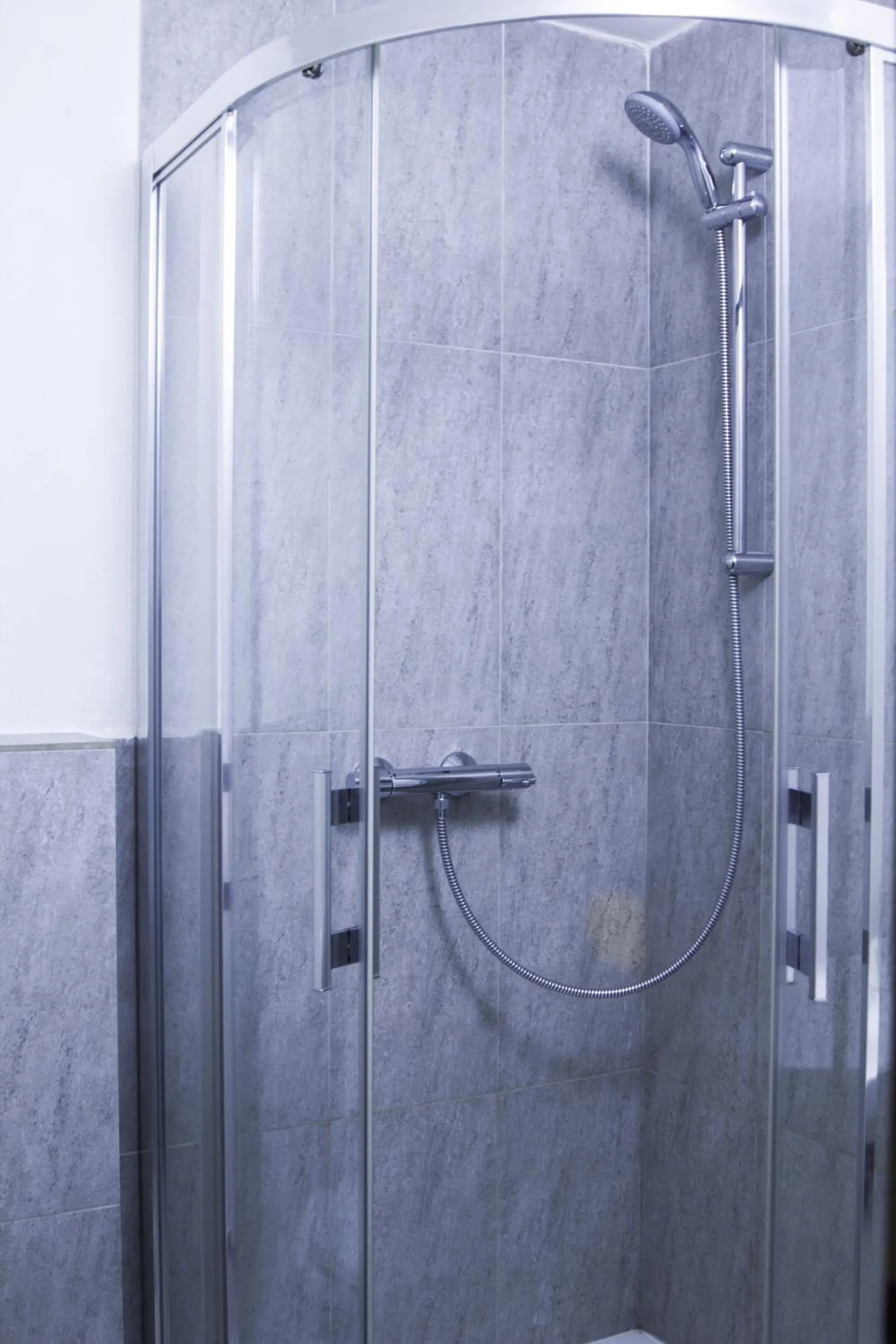 Shower in Hotel Wolf