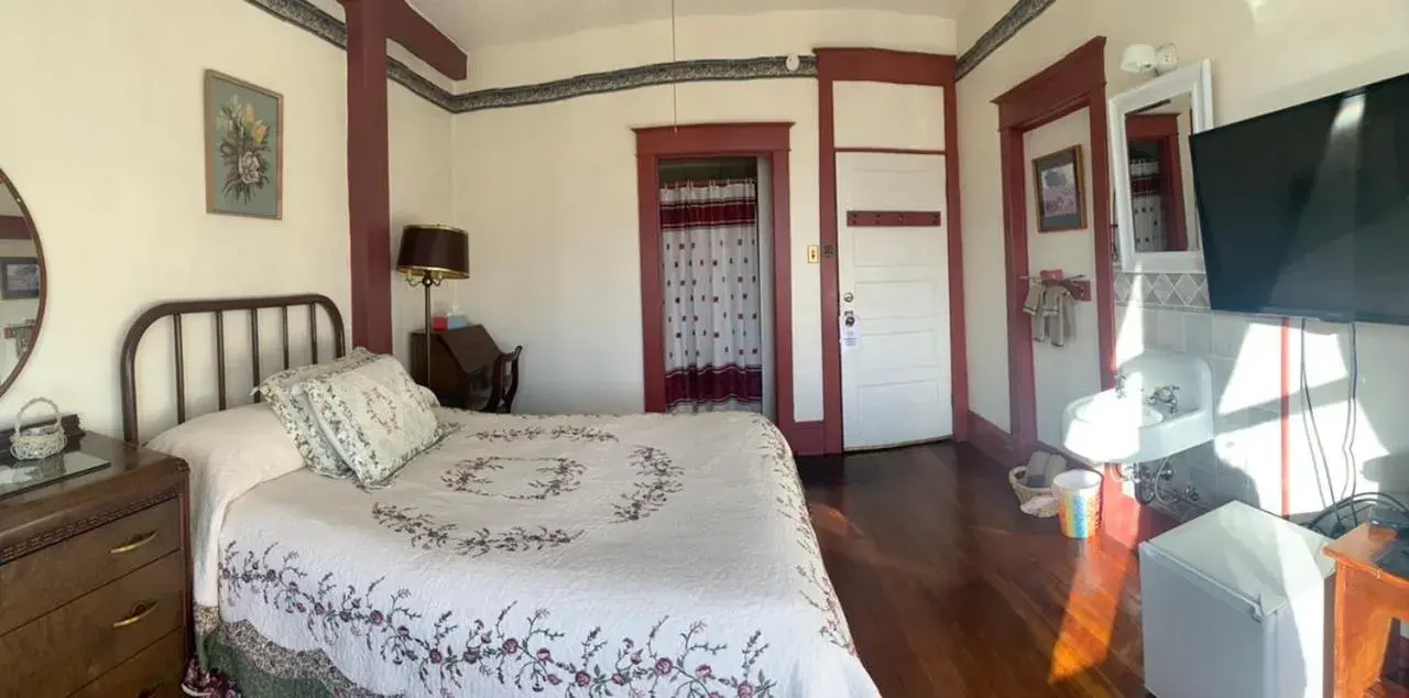 Queen Room in Historic Hotel Greybull Queen Room in Historic Hotel Greybull