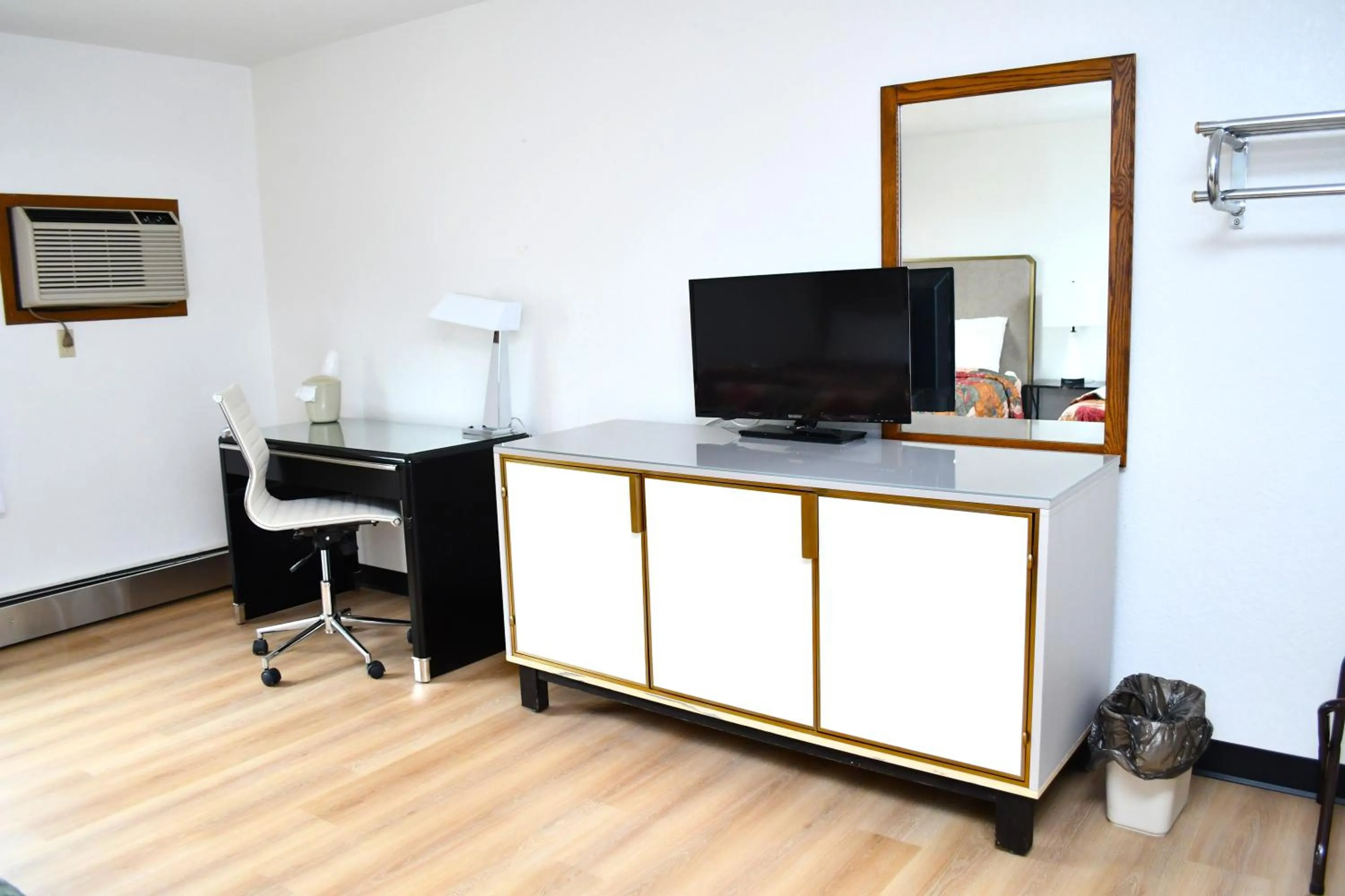 furniture in American Motel Waseca