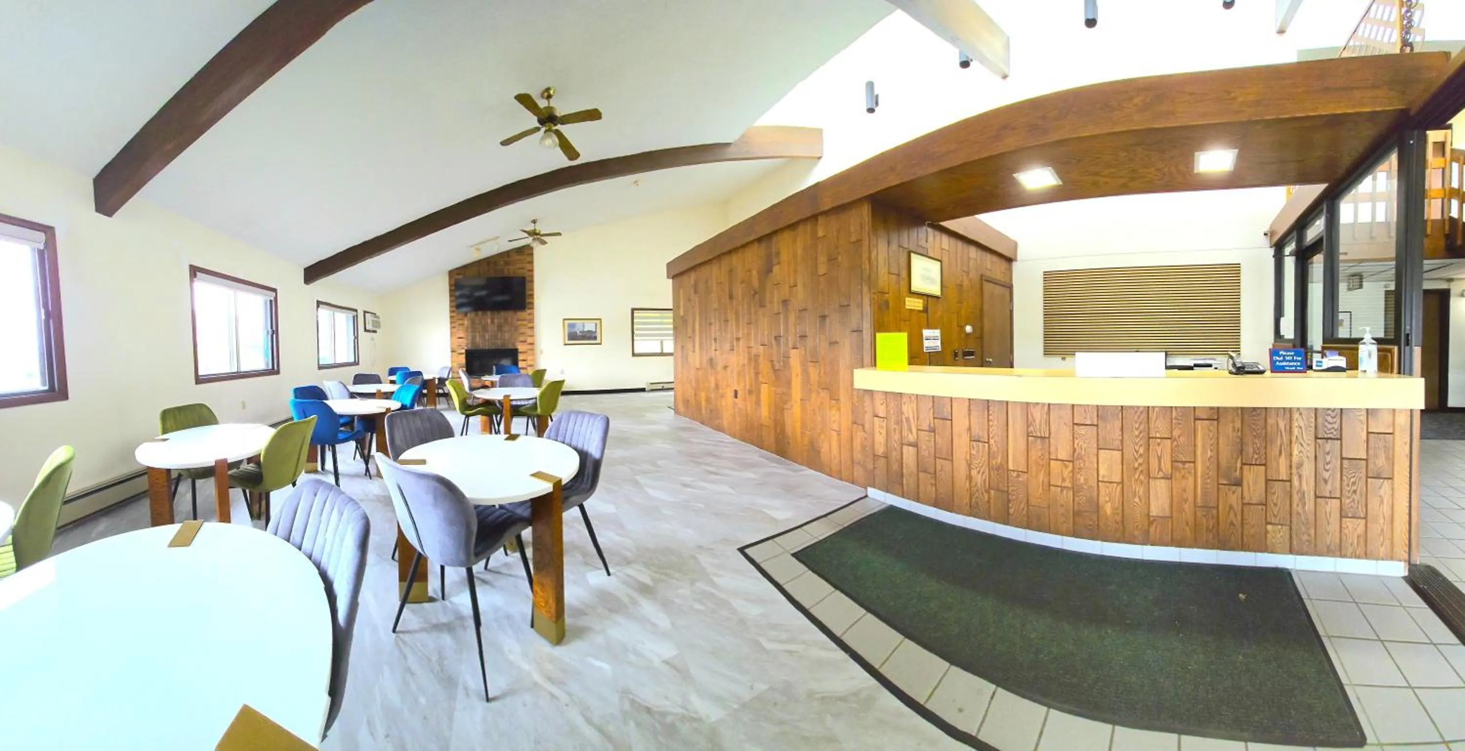 Communal lounge/ TV room in American Motel Waseca