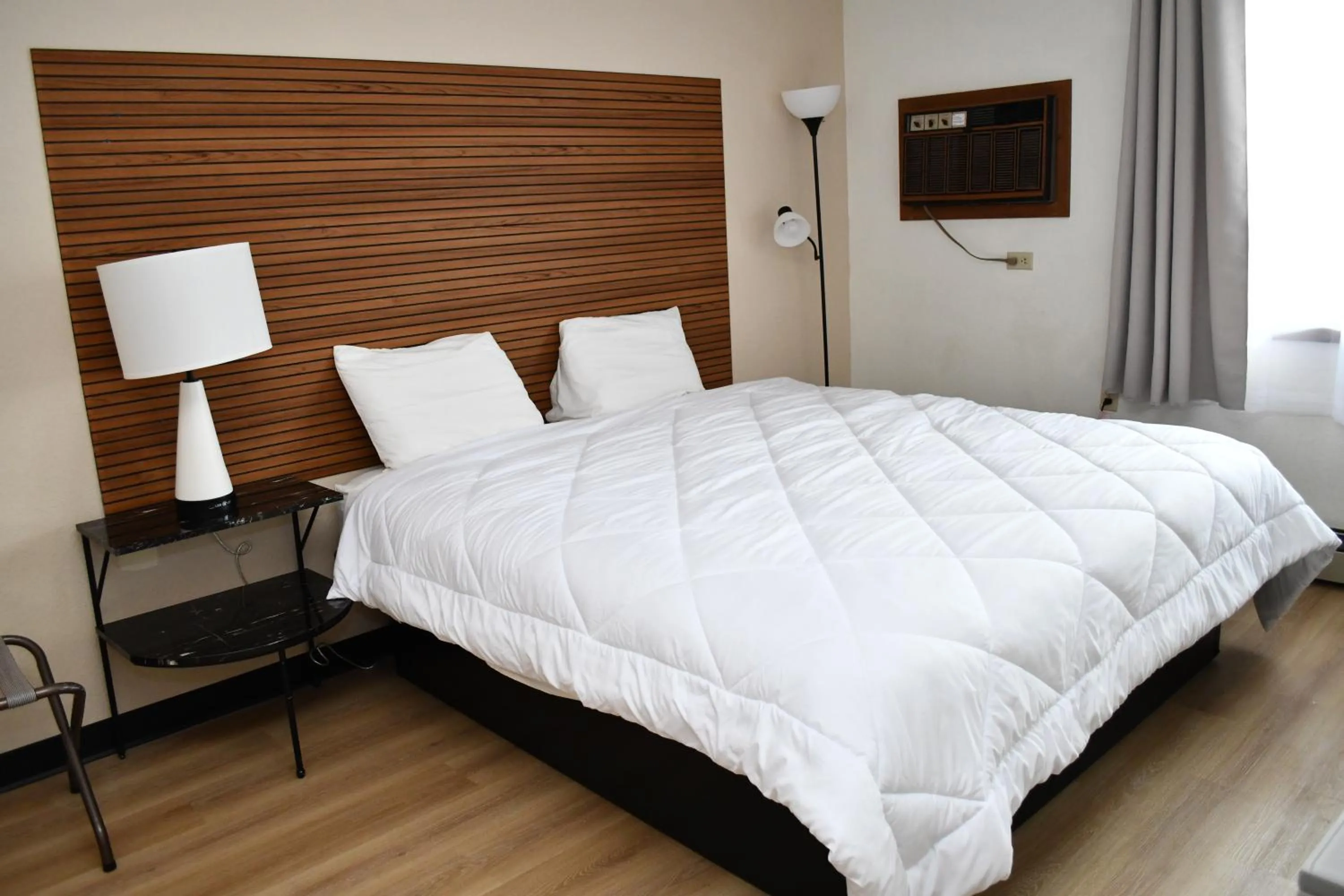 Bedroom, Bed in American Motel Waseca