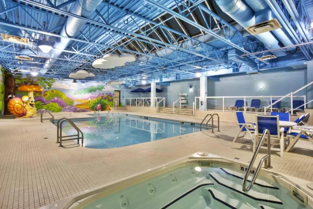 Swimming pool in Holiday Inn Express Winnipeg Airport - Polo Park by IHG
