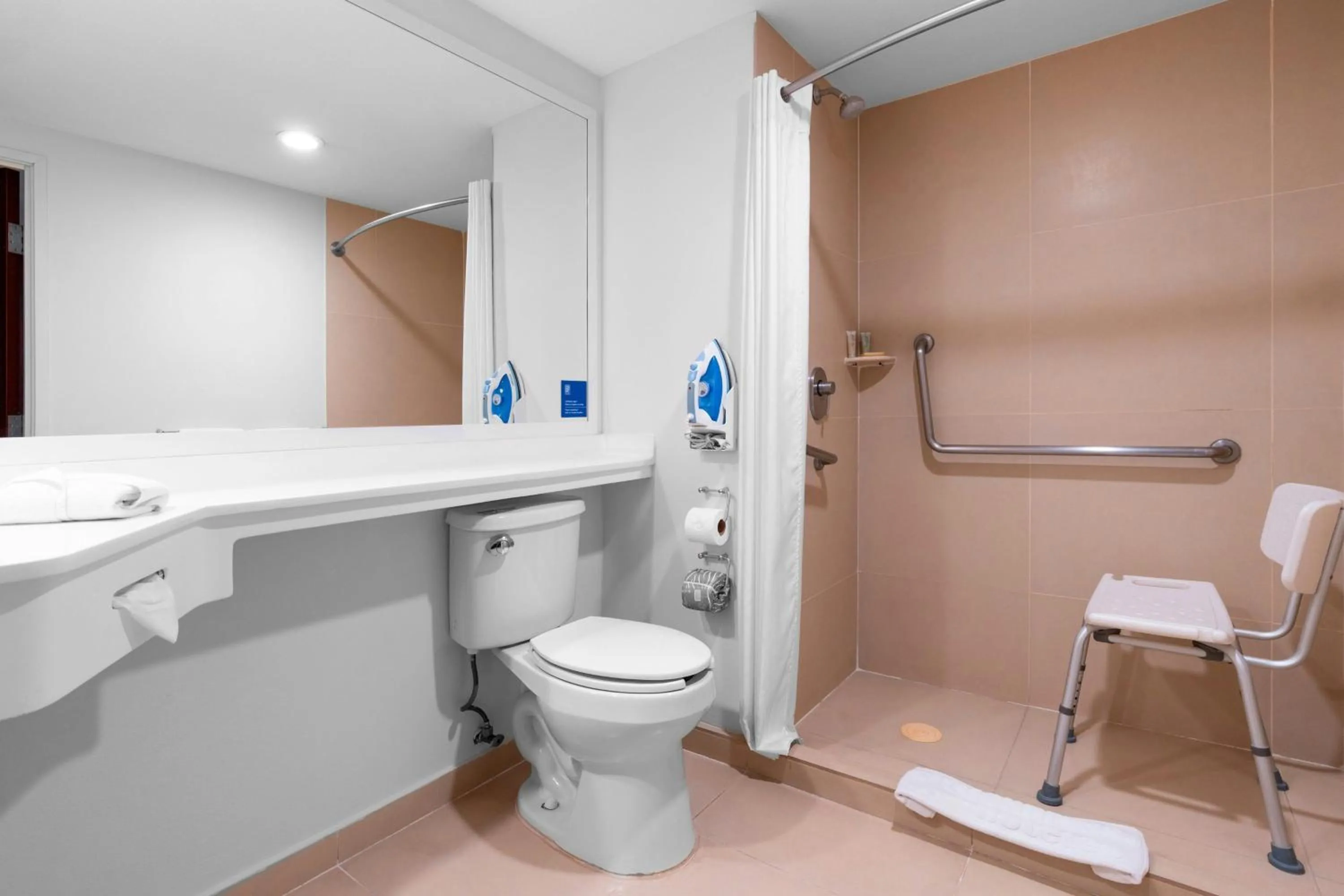 Bathroom in City Express by Marriott Aguascalientes Sur