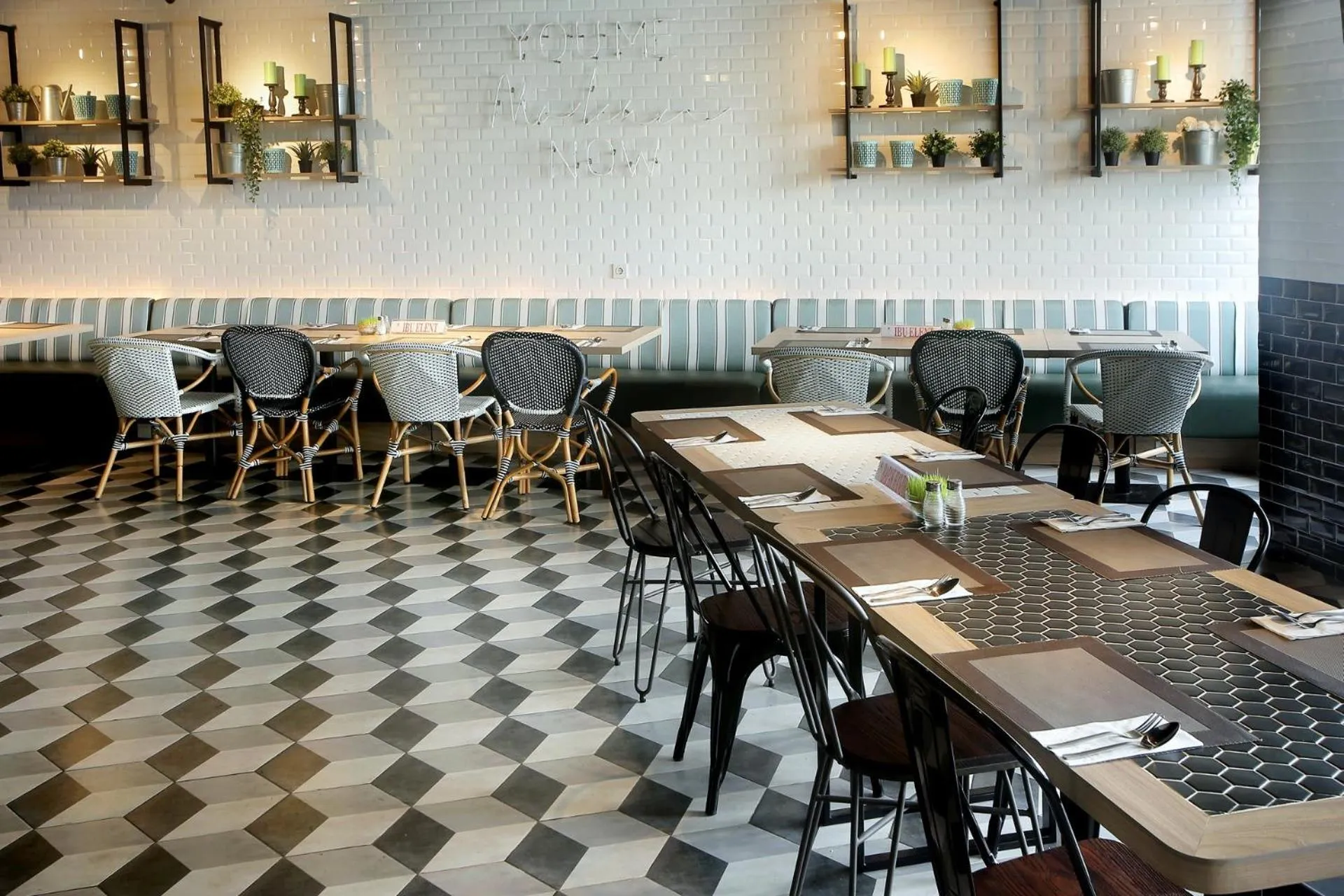 Restaurant/places to eat in The Zuri Hotel Palembang