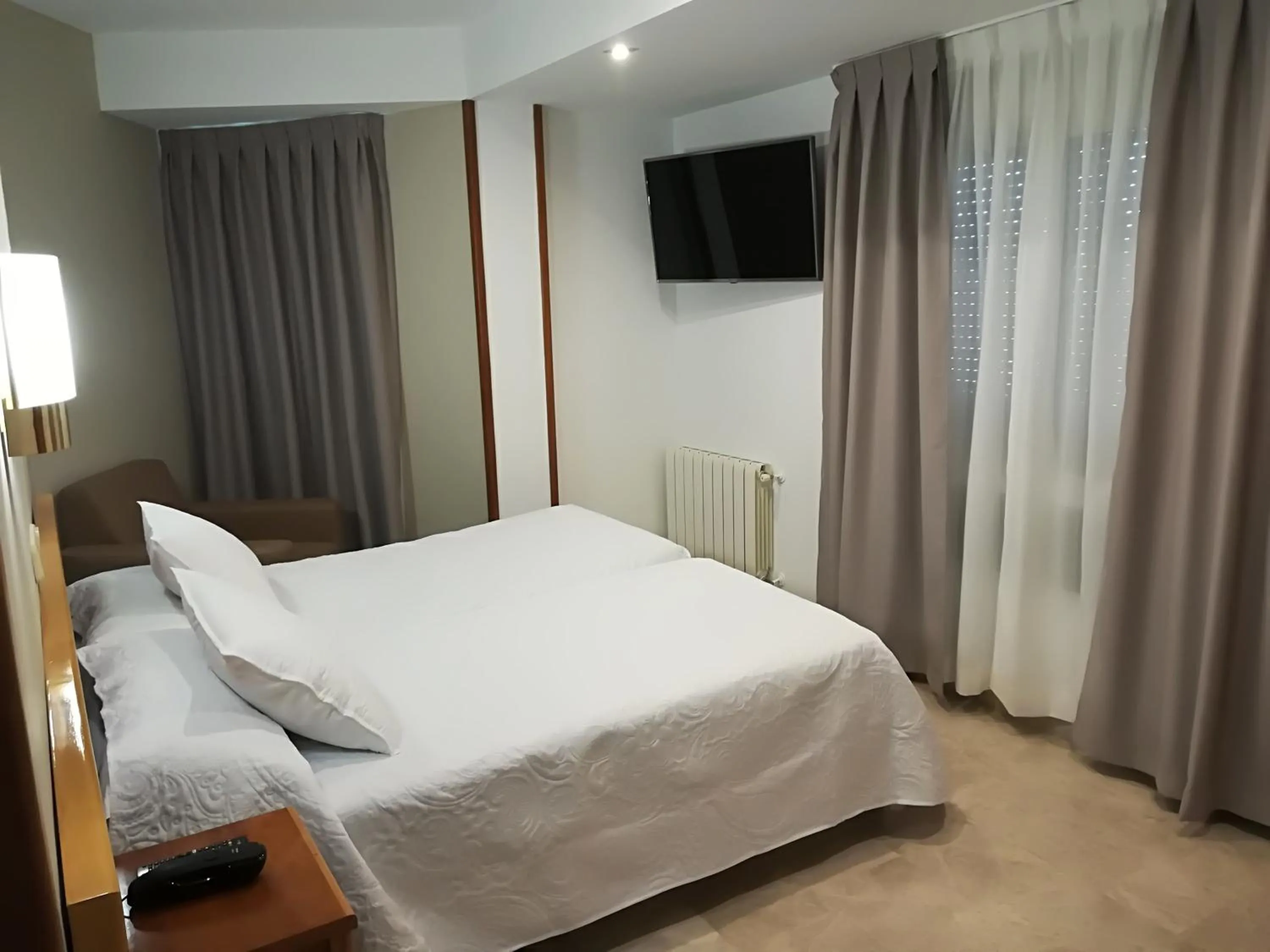 TV and multimedia, Bed in Hotel Escudero