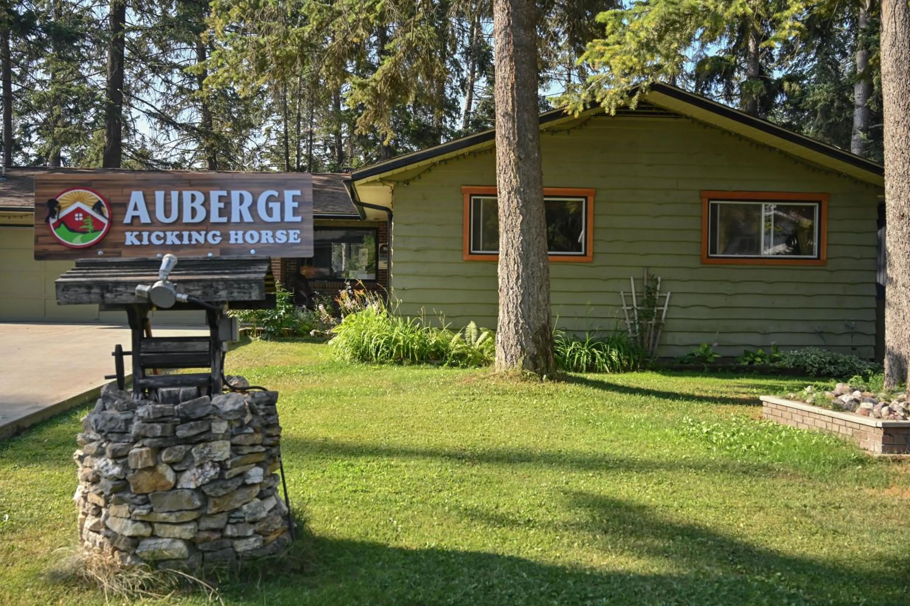 Property building in Auberge Kicking Horse Guest House