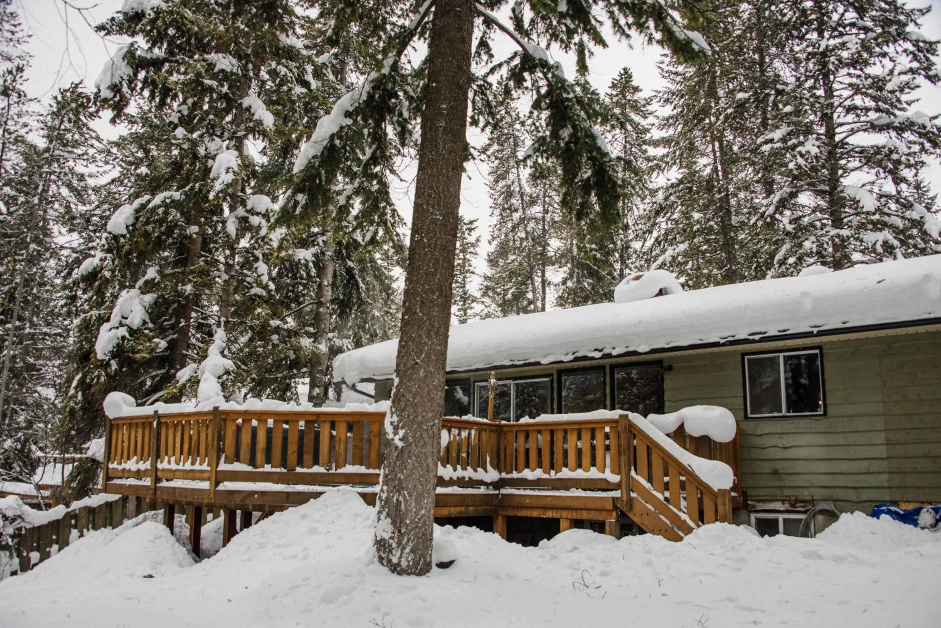 Property building in Auberge Kicking Horse Guest House