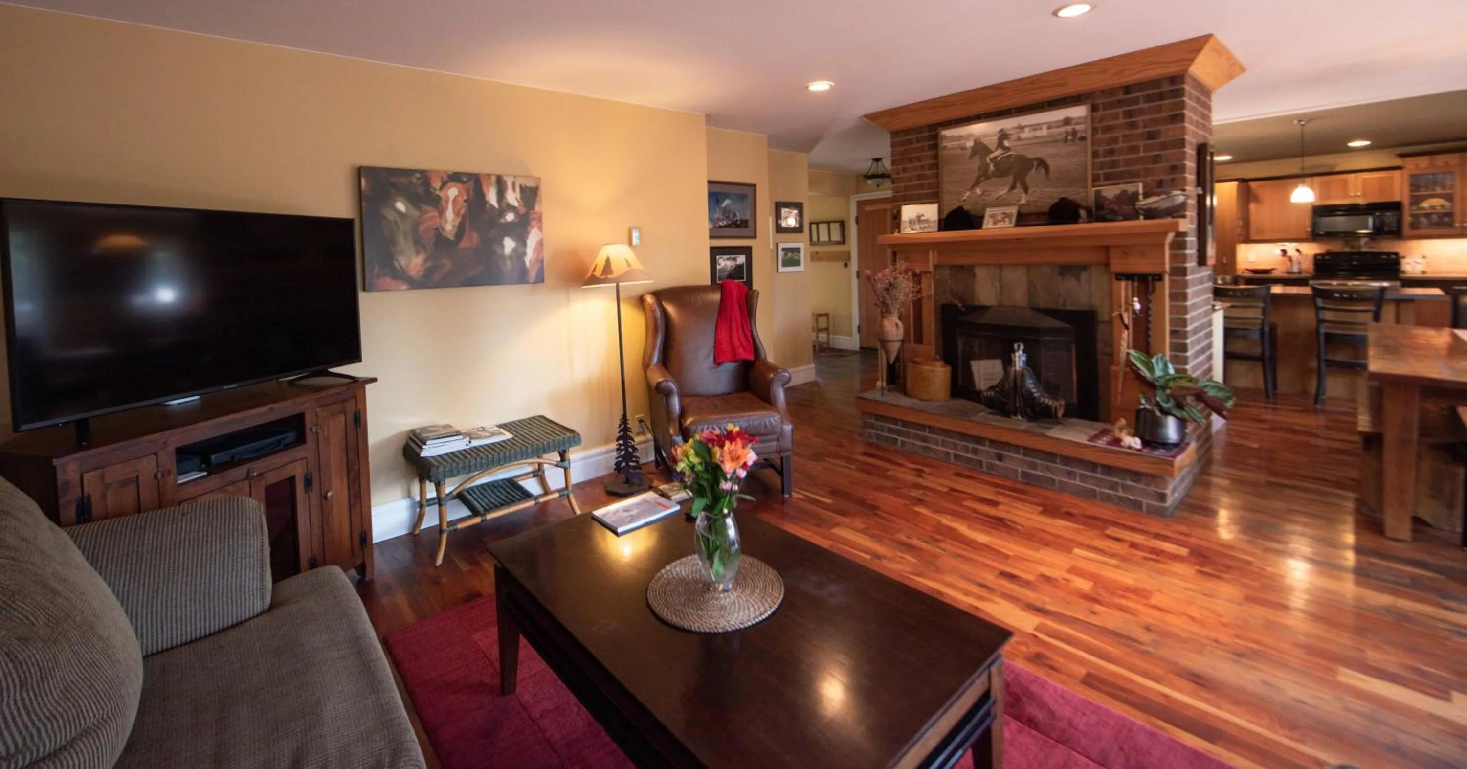 TV and multimedia in Auberge Kicking Horse Guest House