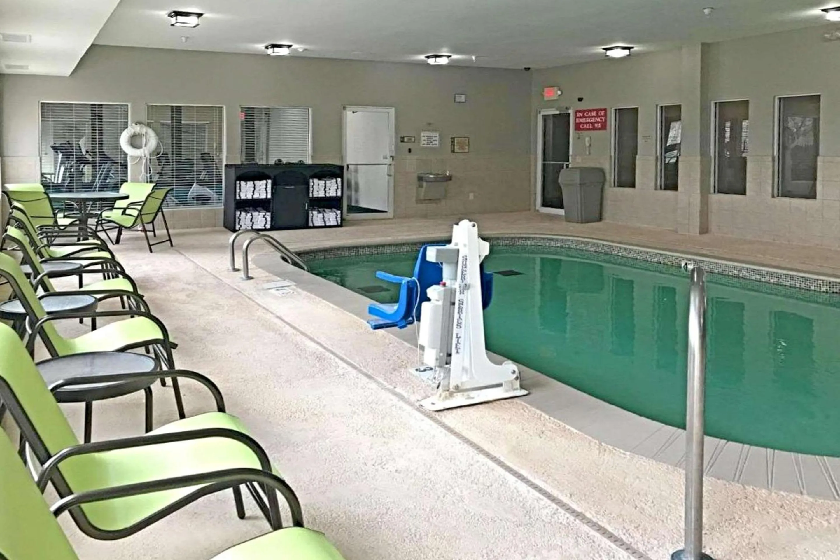 Swimming pool in Comfort Inn & Suites O'Fallon - St Louis Area