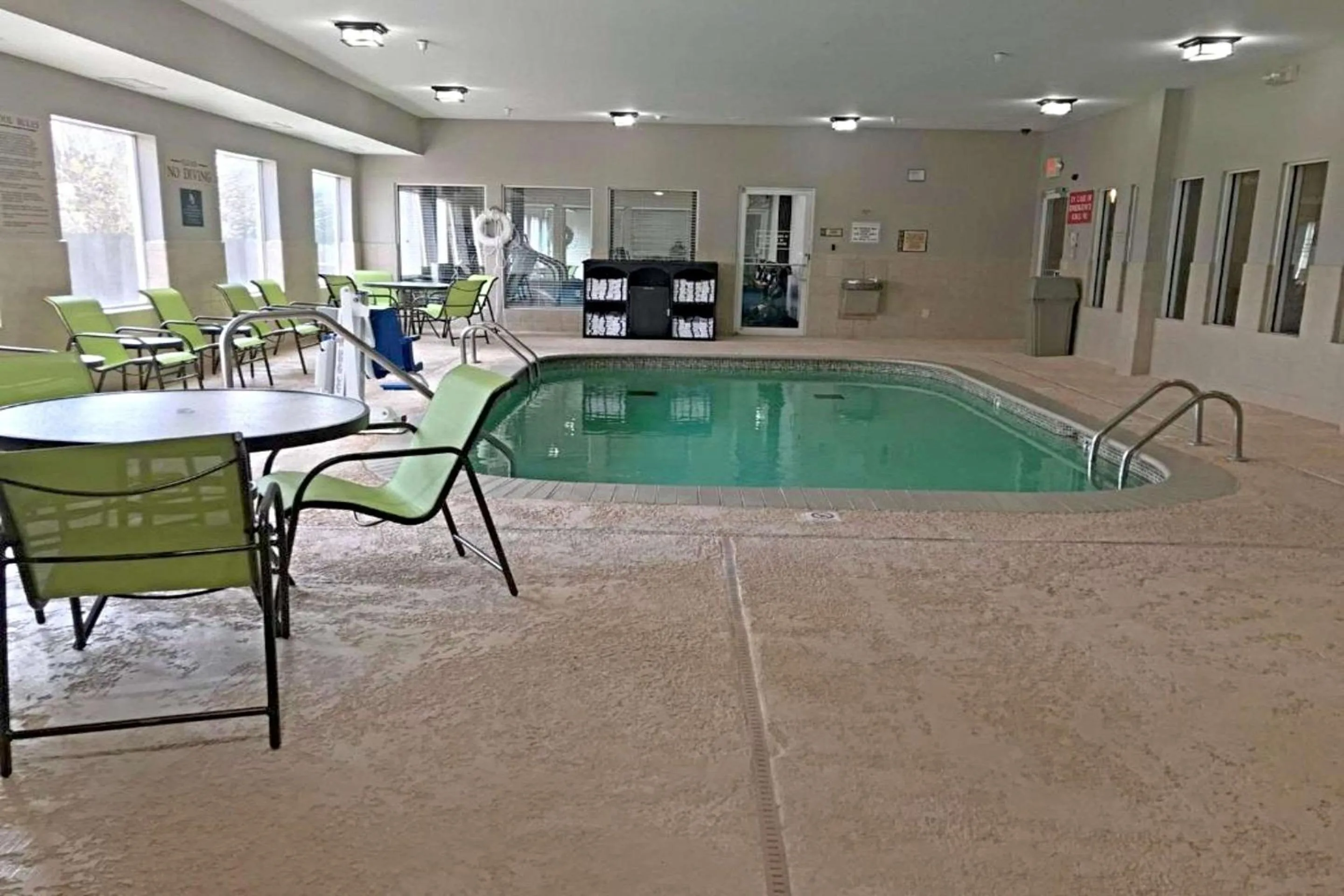 Swimming pool in Comfort Inn & Suites O'Fallon - St Louis Area