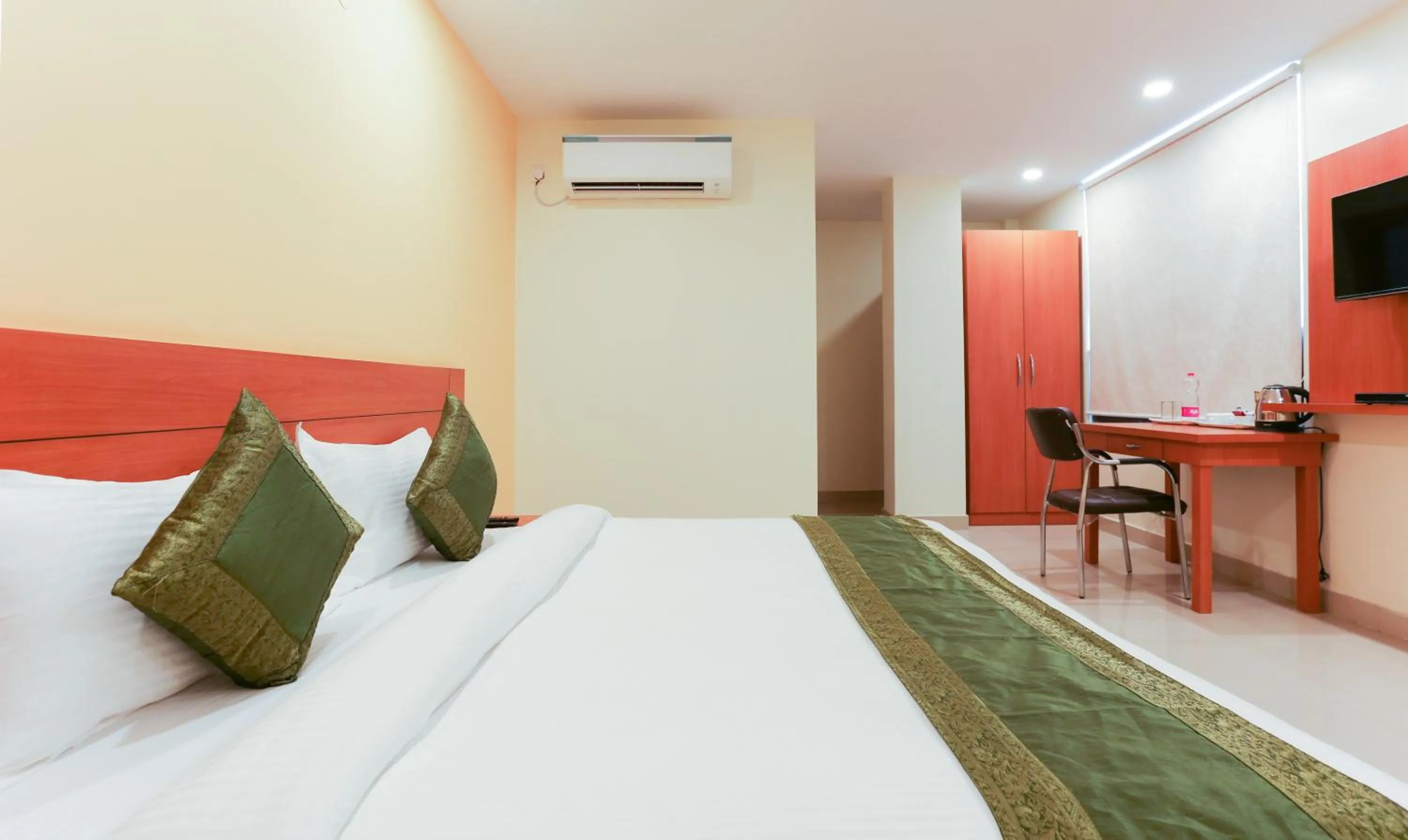 Bedroom, Bed in Hotel TMS Residency