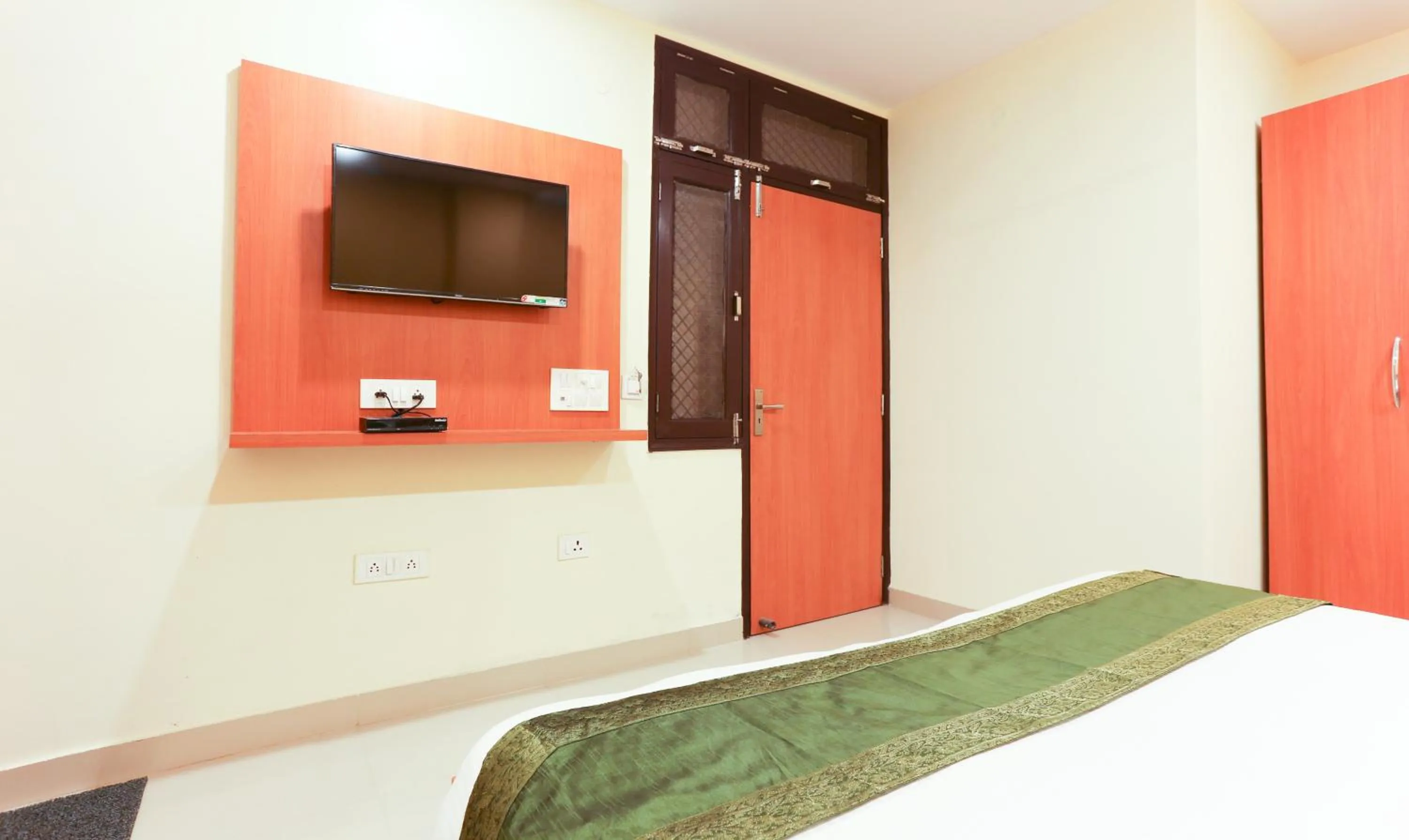 TV and multimedia, Bed in Hotel TMS Residency