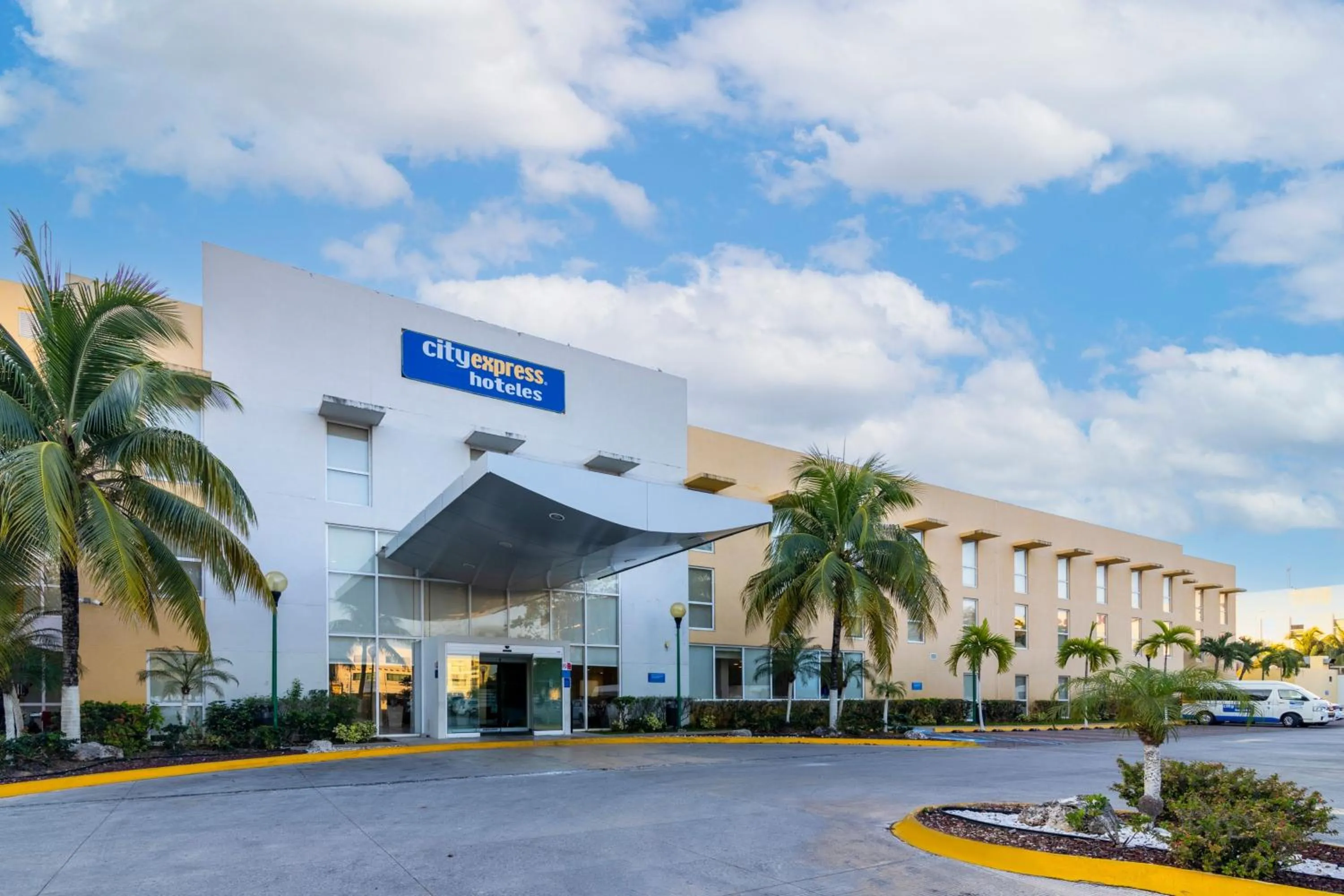 Property building in City Express by Marriott Playa del Carmen
