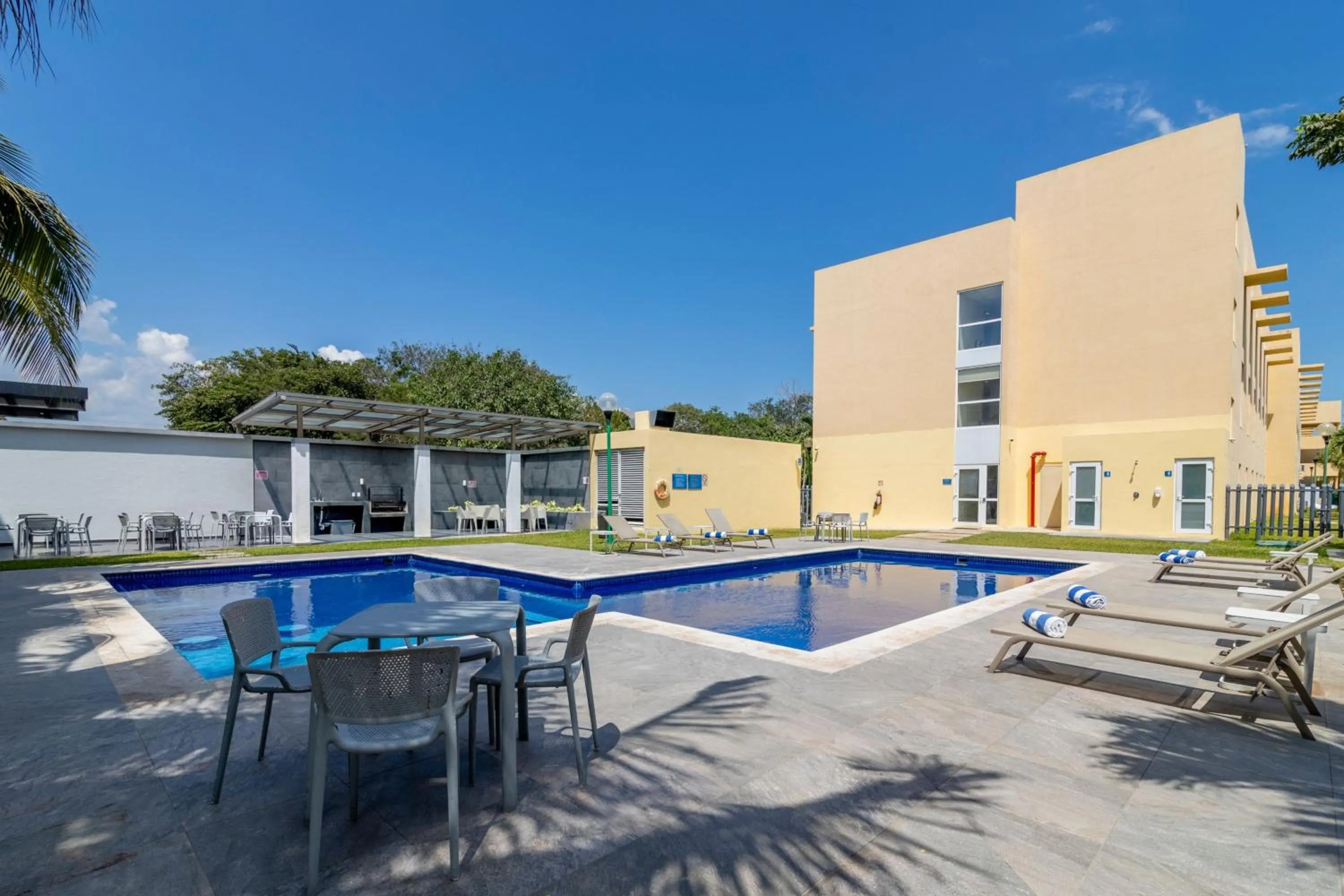 Swimming pool in City Express by Marriott Playa del Carmen