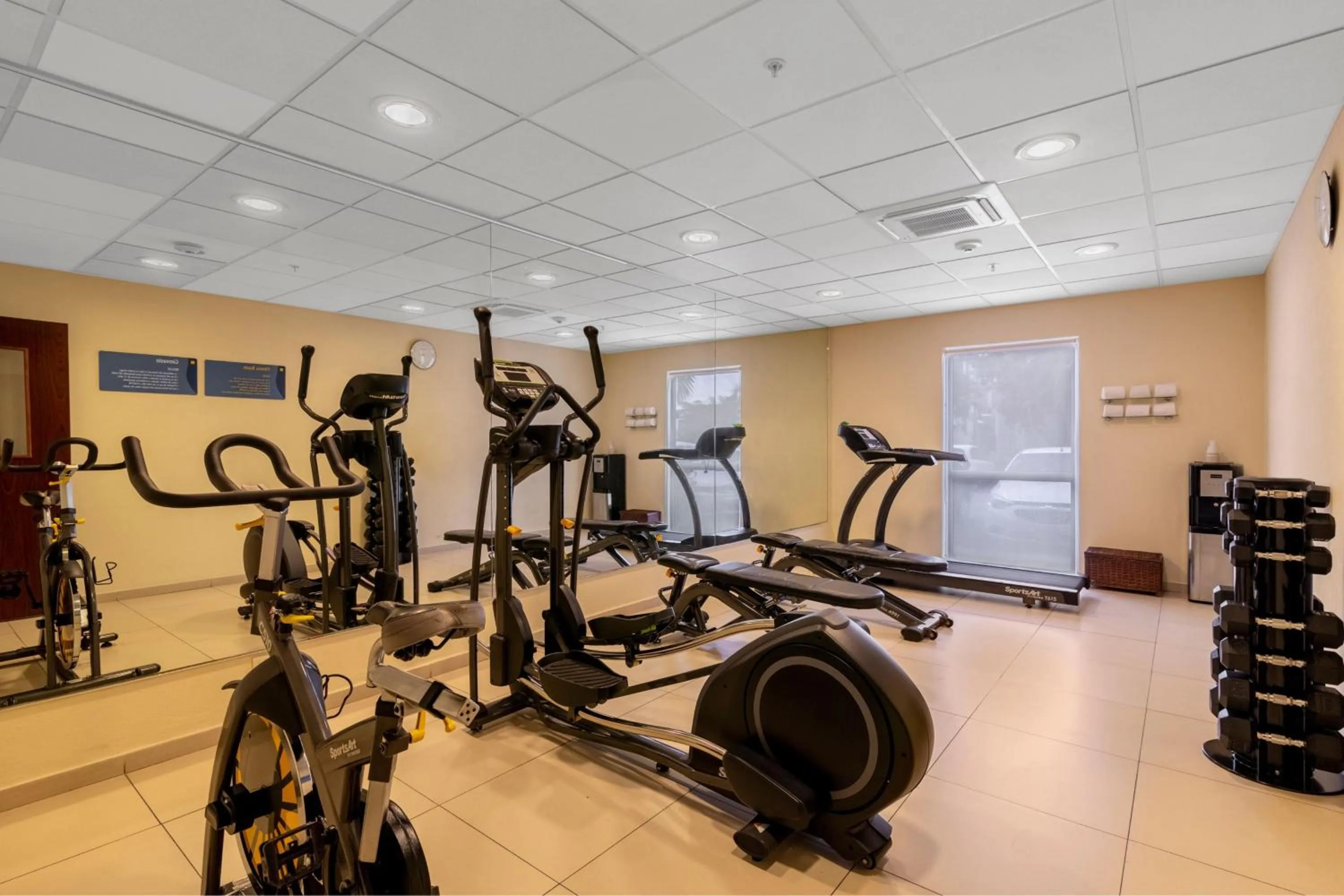 Fitness centre/facilities in City Express by Marriott Playa del Carmen