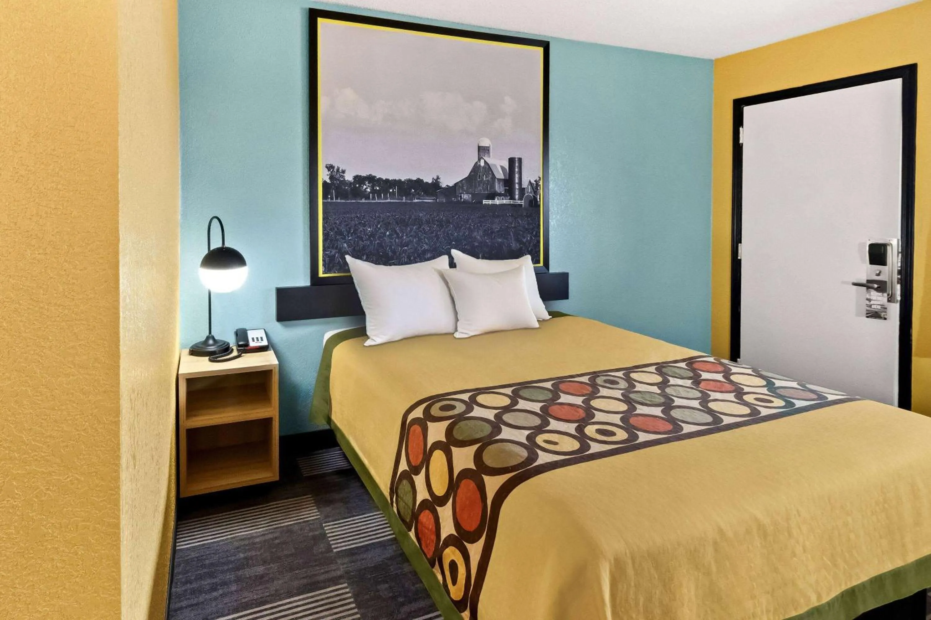 Bed in Super 8 by Wyndham Vandalia/Dayton International Airport