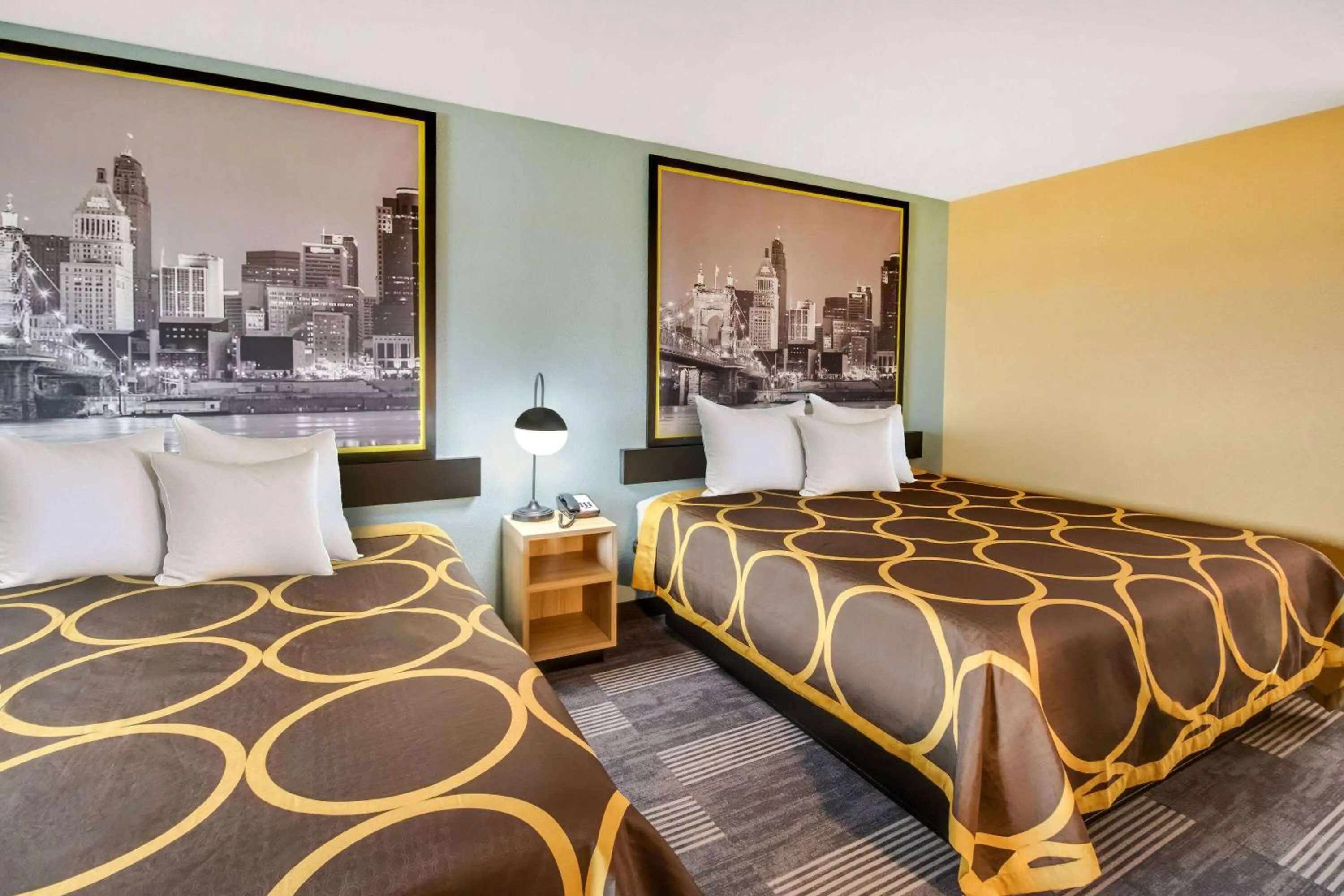 Bed in Super 8 by Wyndham Vandalia/Dayton International Airport