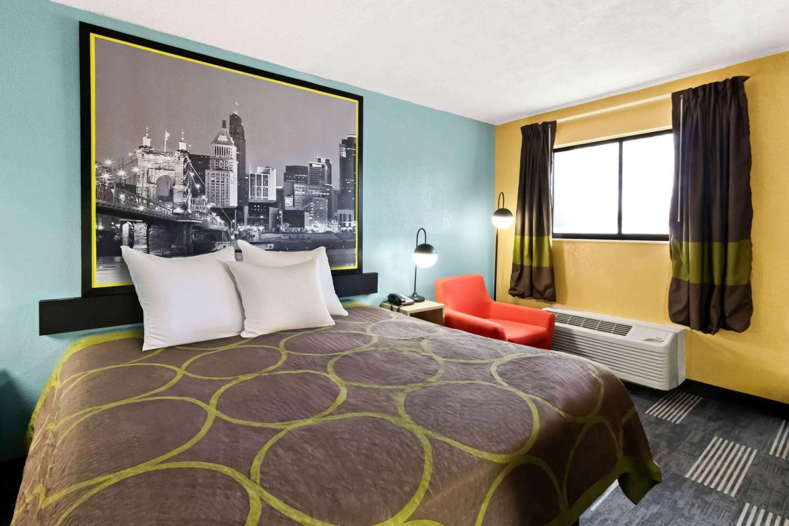 Bed in Super 8 by Wyndham Vandalia/Dayton International Airport