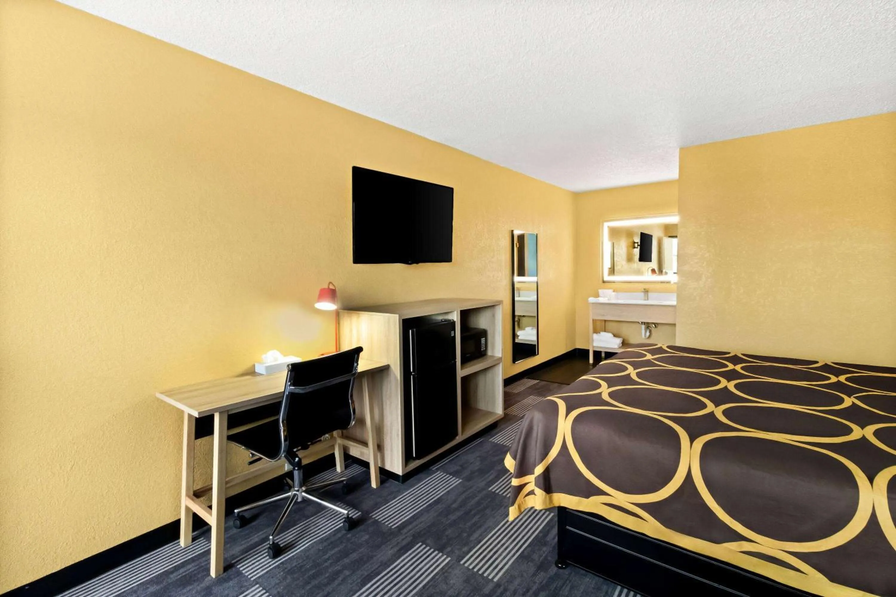 Bed in Super 8 by Wyndham Vandalia/Dayton International Airport