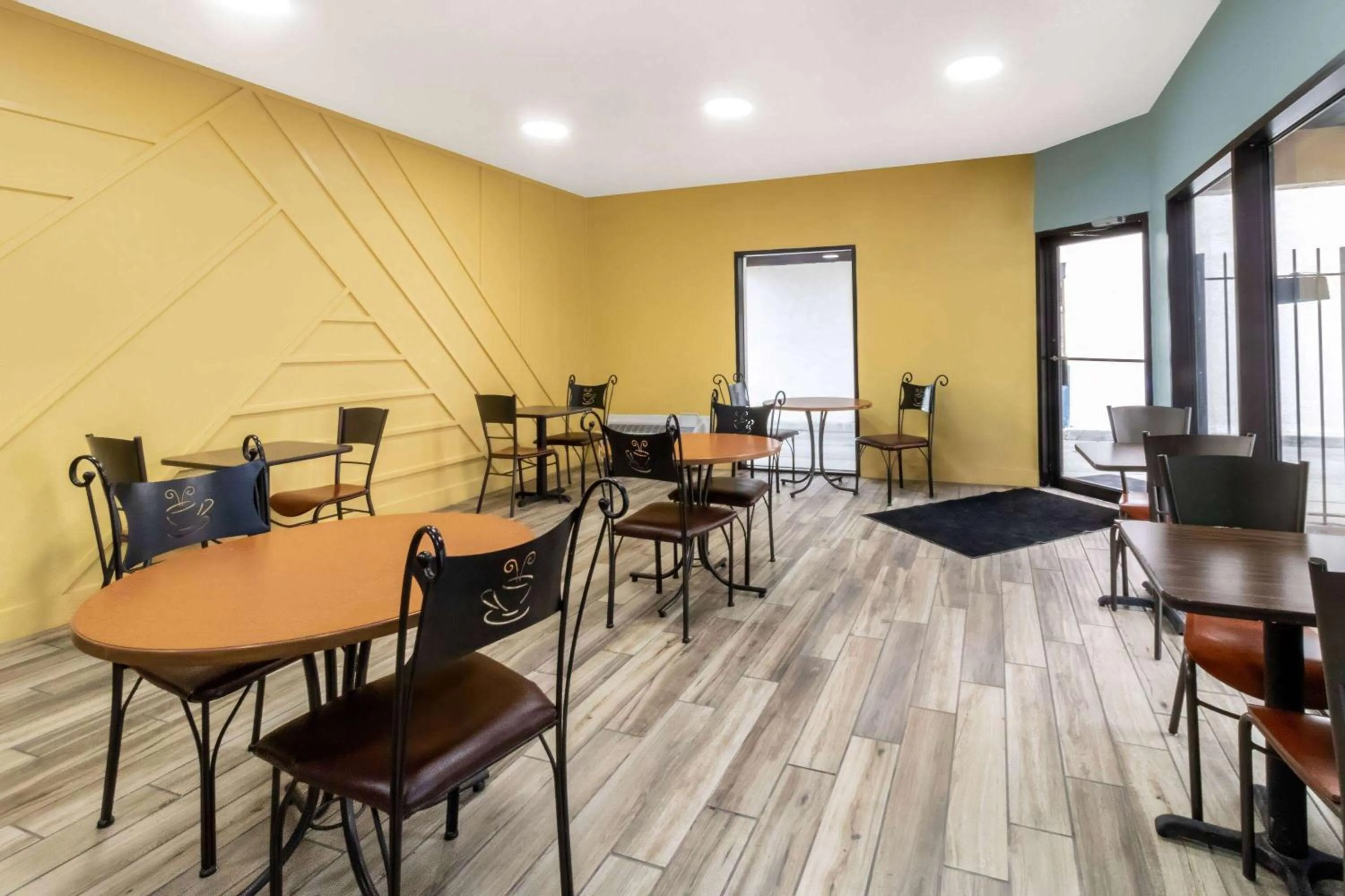 Restaurant/places to eat in Super 8 by Wyndham Vandalia/Dayton International Airport