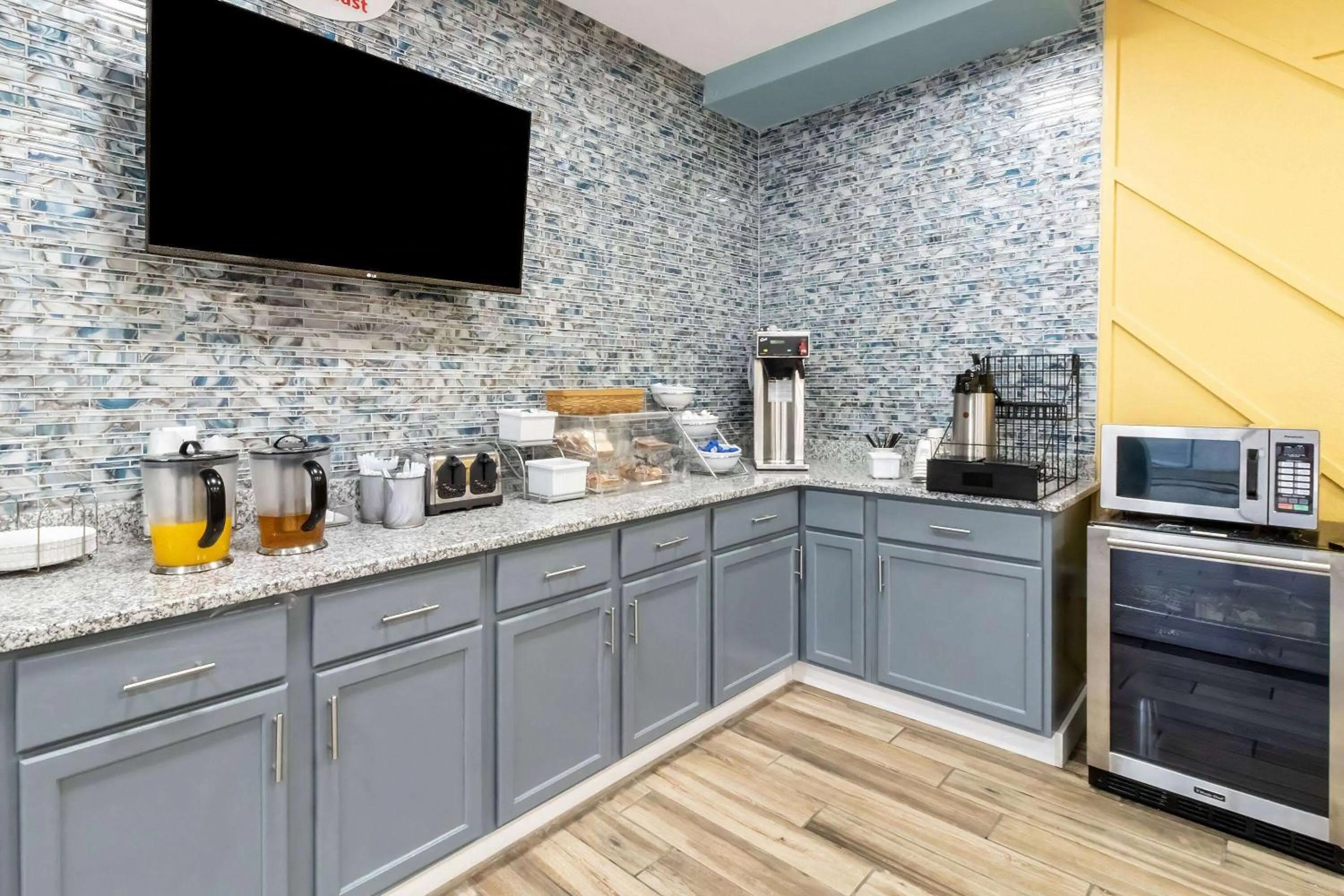 Restaurant/places to eat in Super 8 by Wyndham Vandalia/Dayton International Airport