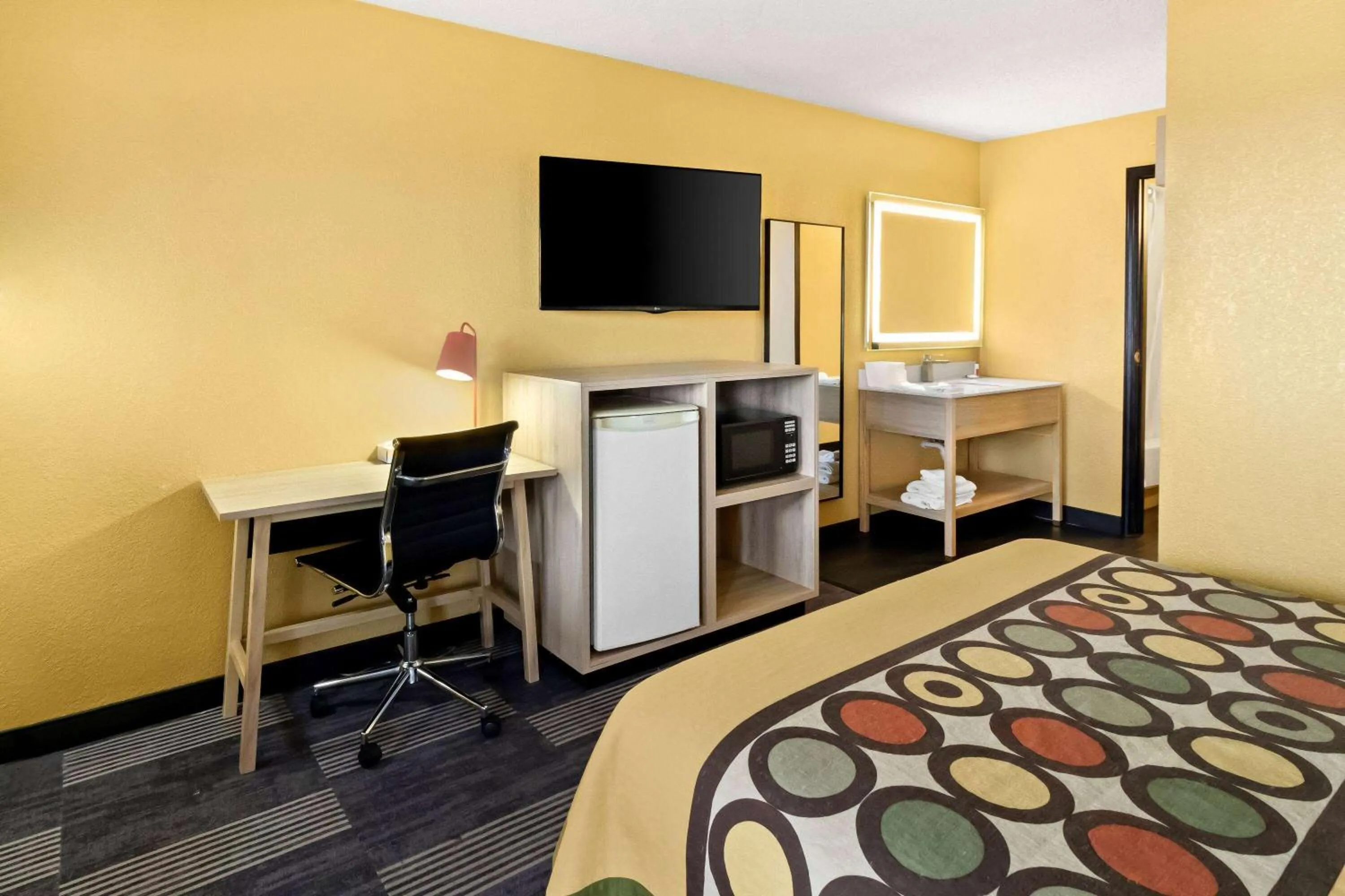 Bed in Super 8 by Wyndham Vandalia/Dayton International Airport