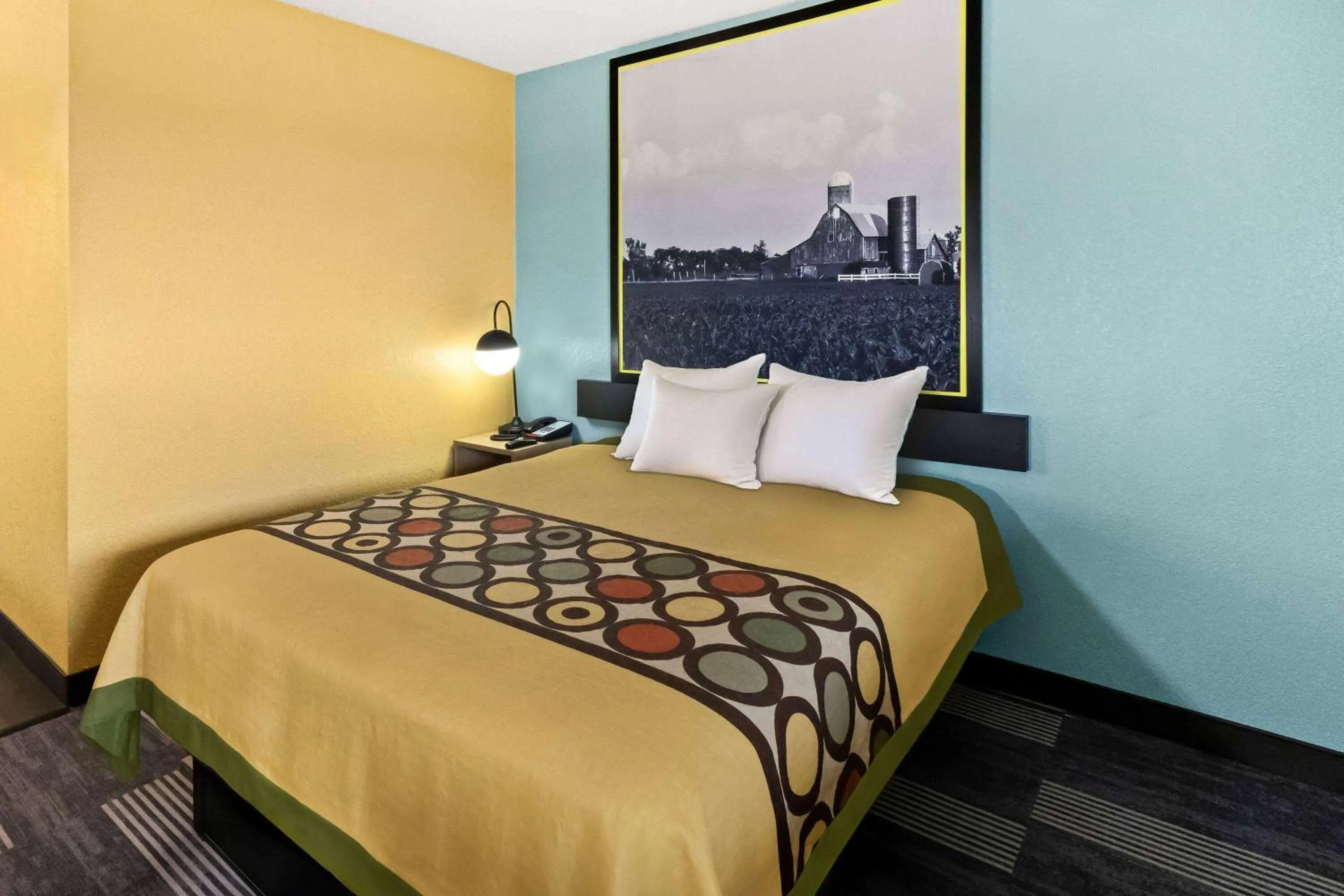 Bed in Super 8 by Wyndham Vandalia/Dayton International Airport