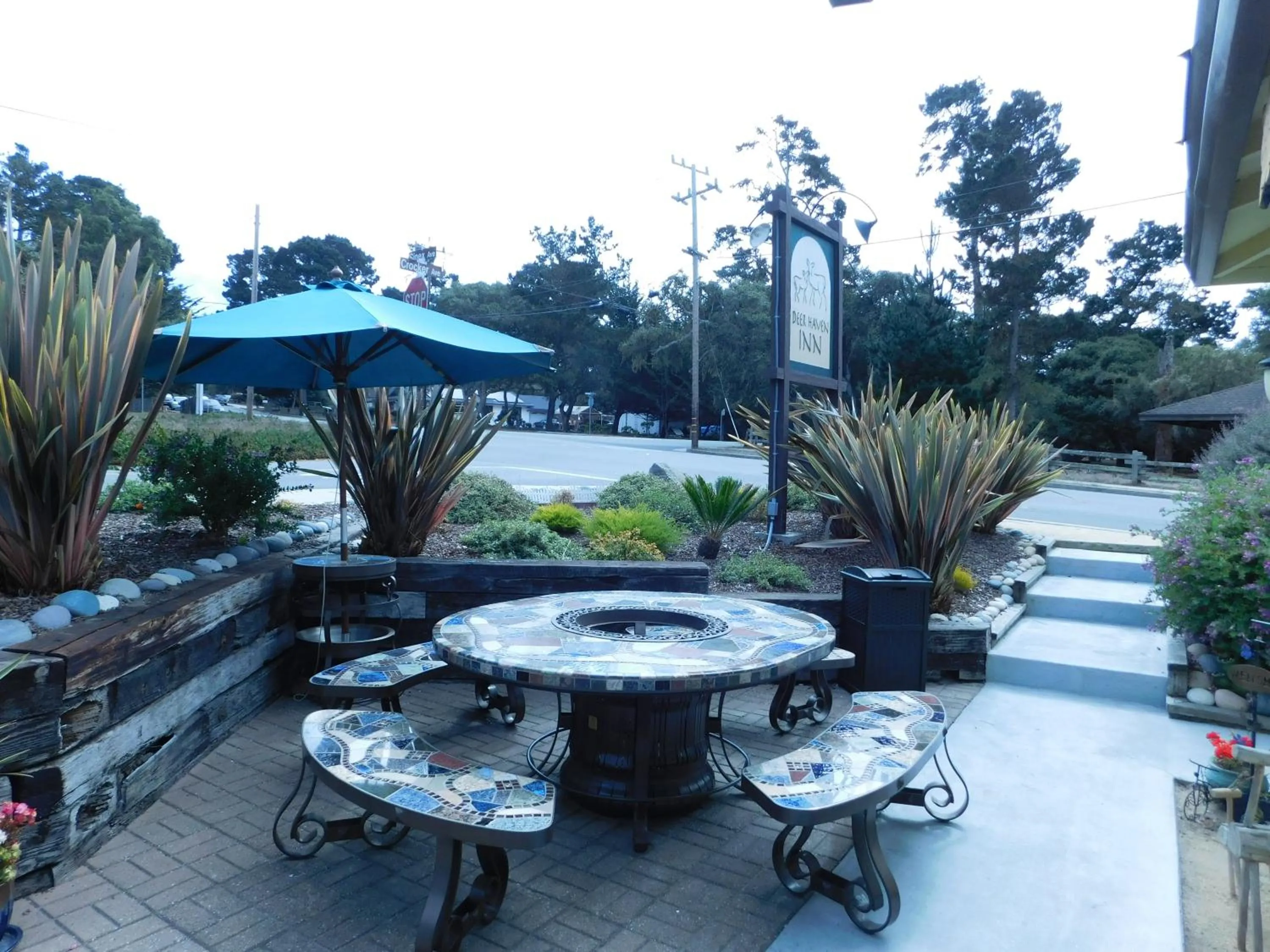 Property building in Deer Haven Inn