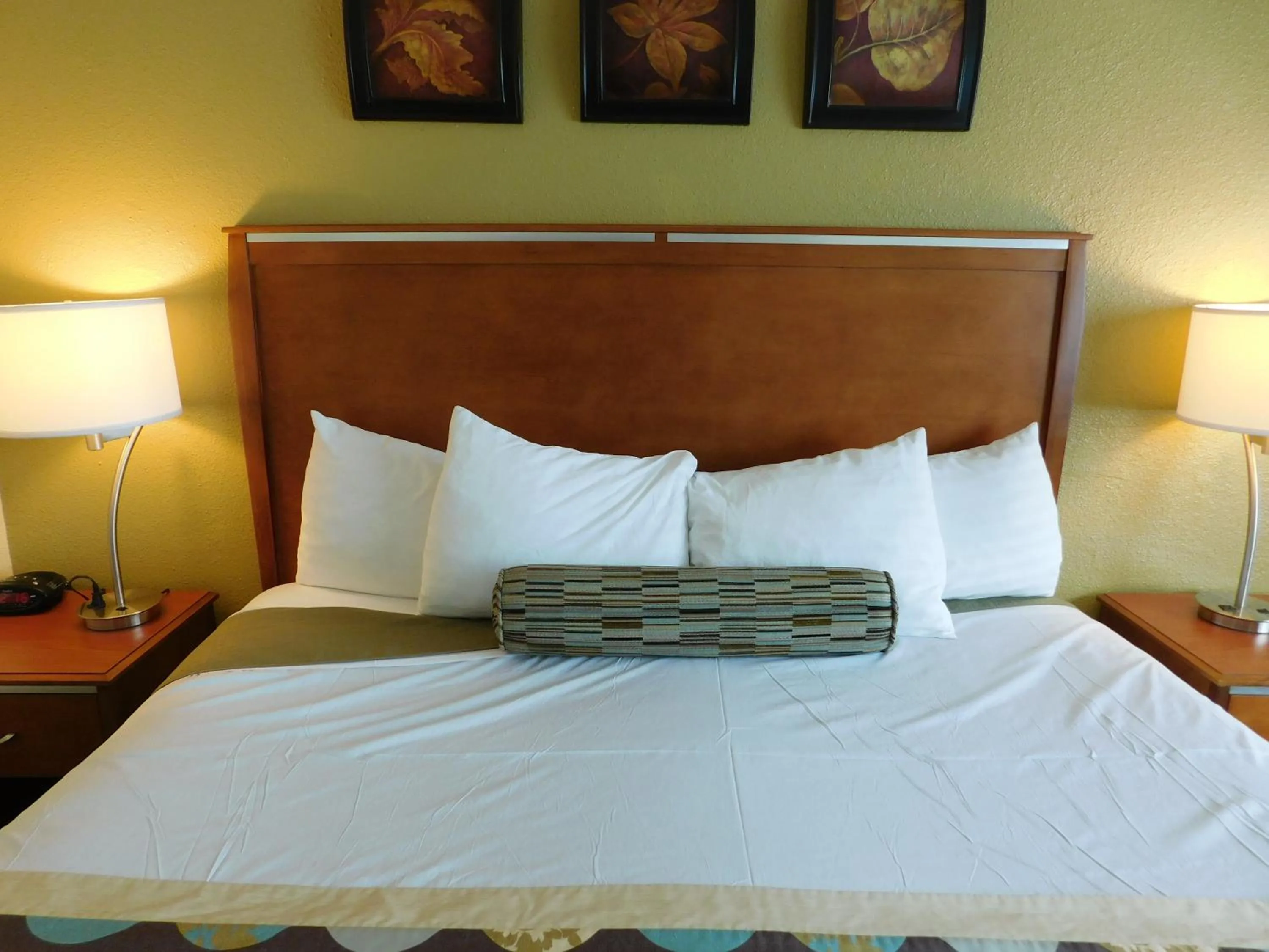 Bed in Deer Haven Inn