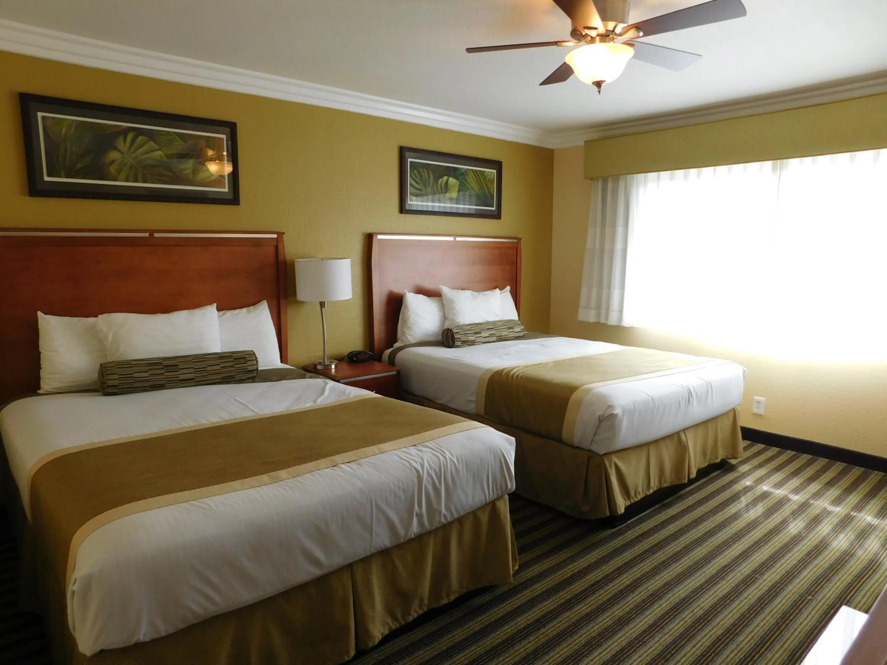 Bed in Deer Haven Inn