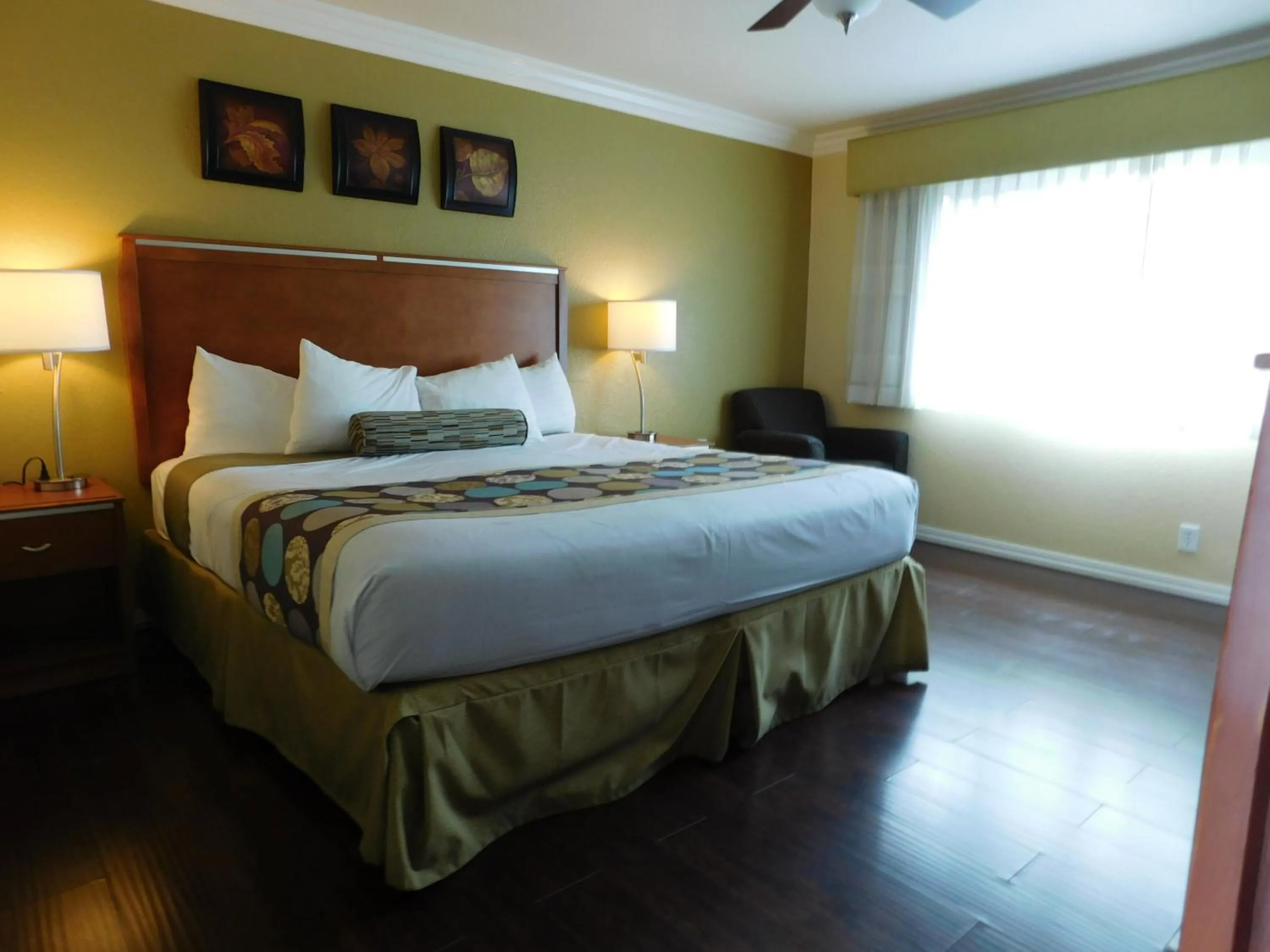 Bed in Deer Haven Inn