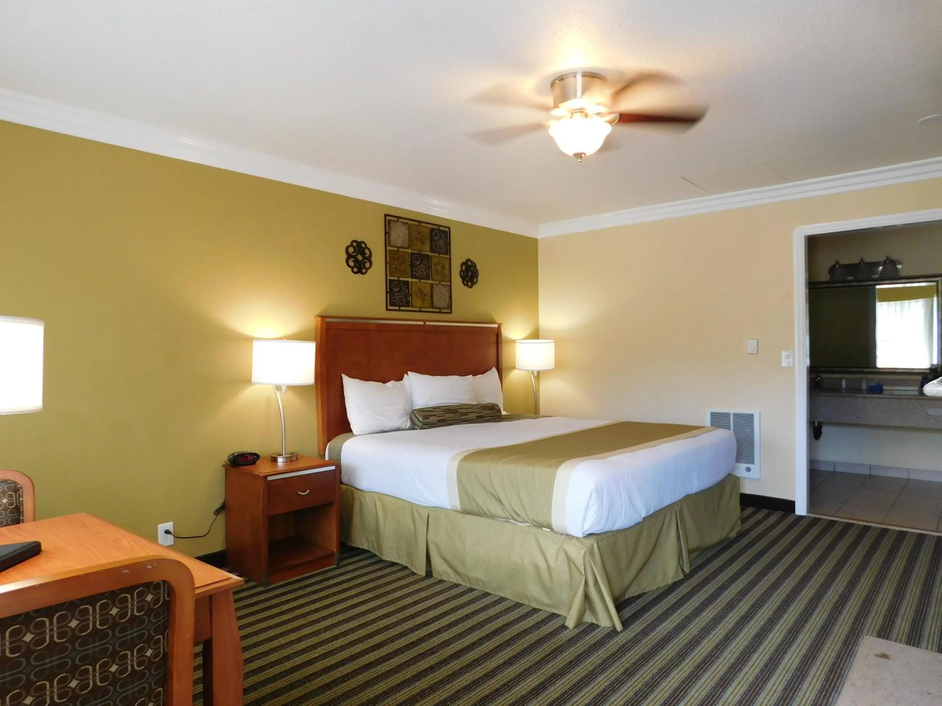 Bed in Deer Haven Inn