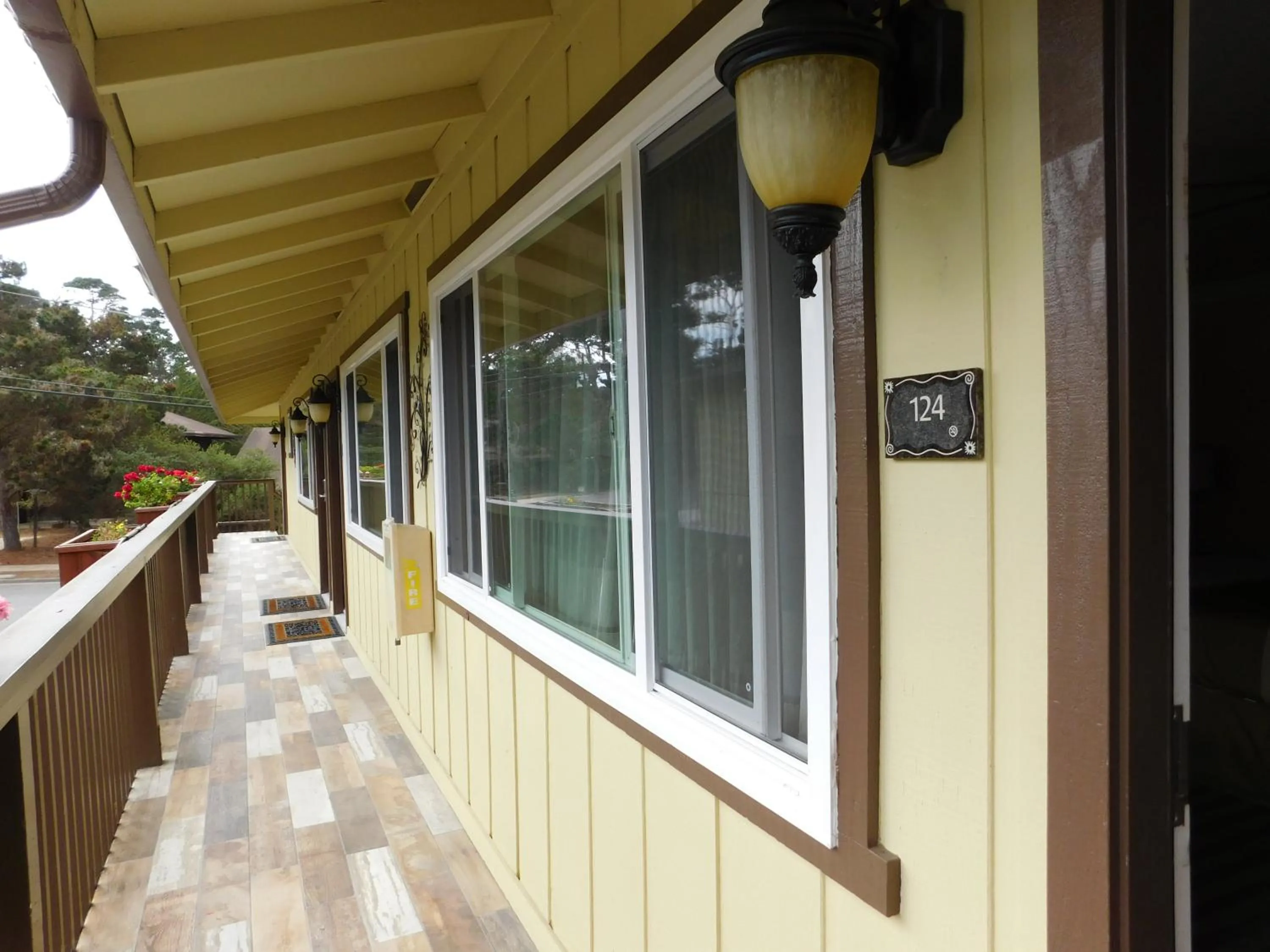 Property building in Deer Haven Inn