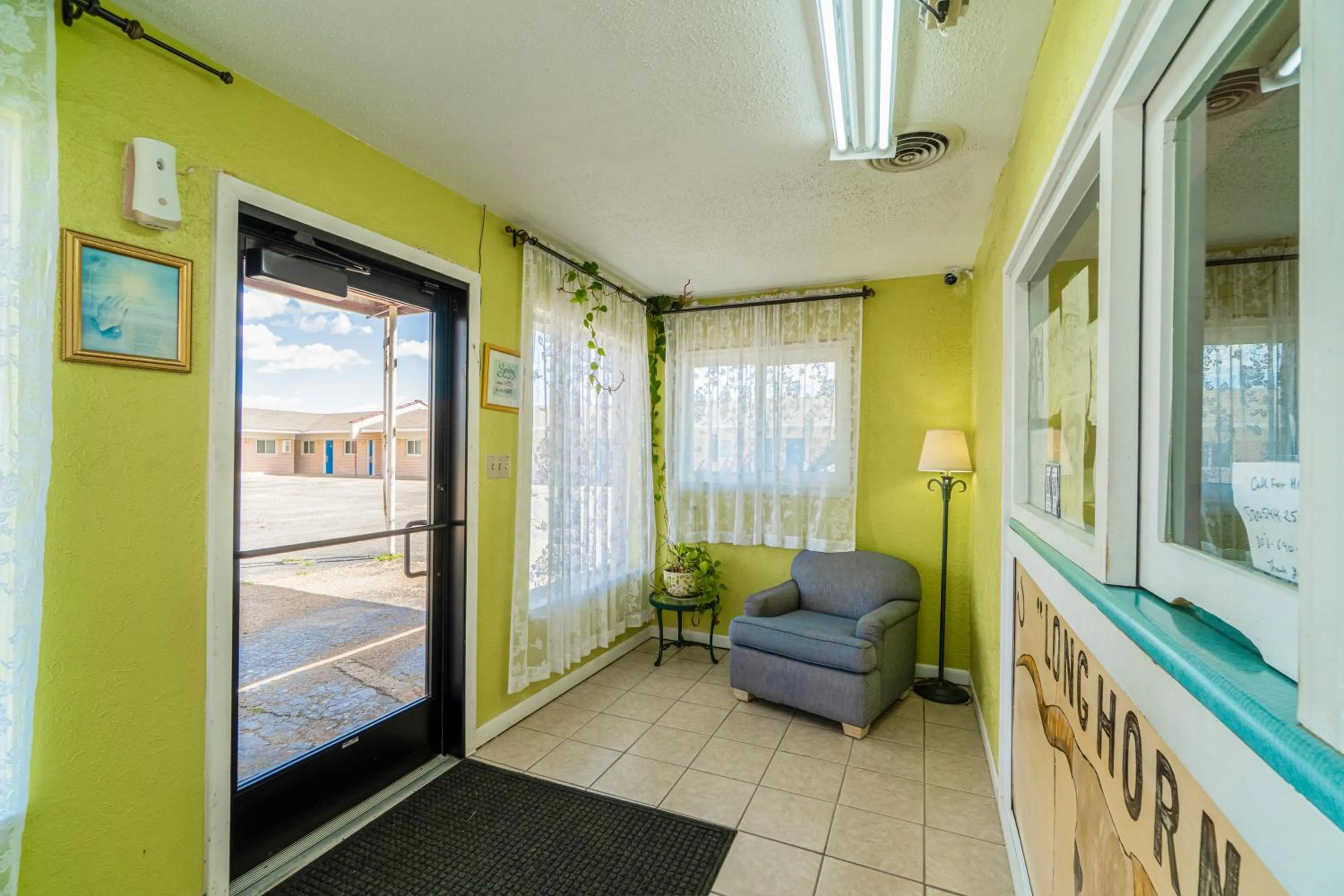 Seating area in Hotel O Longhorn Boise City OK