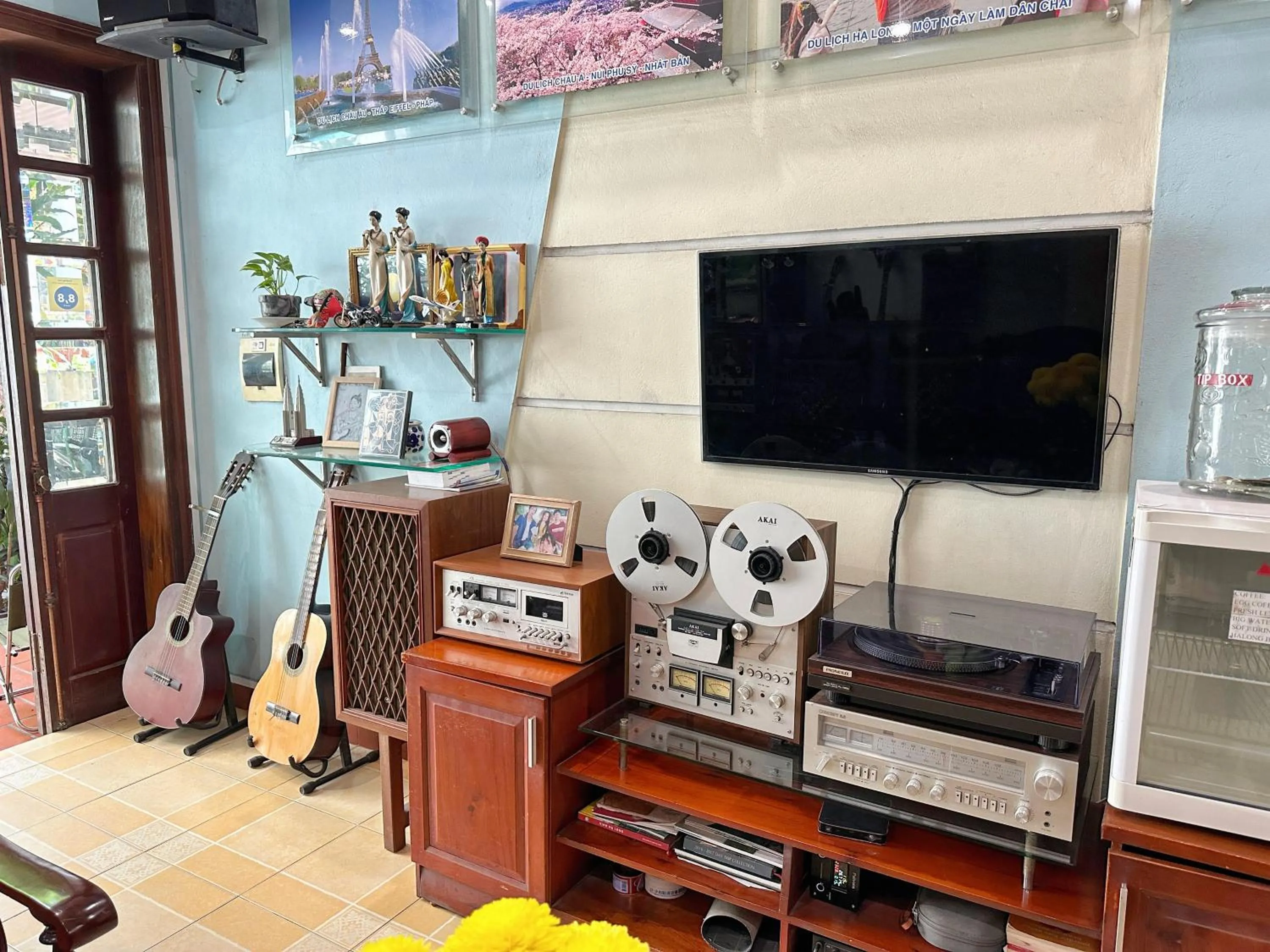 Communal lounge/ TV room in Halo Bay Homestay