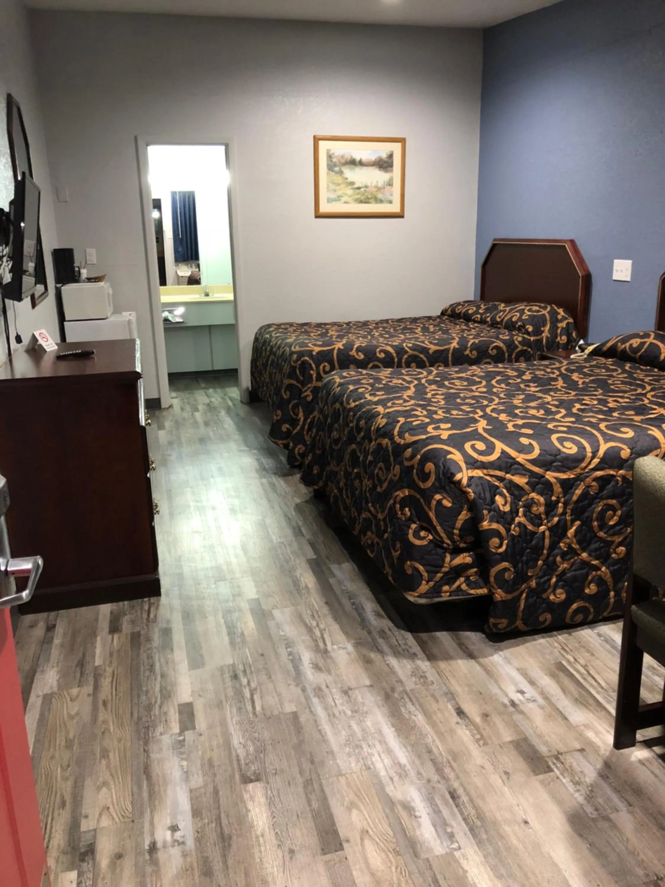Photo of the whole room, Bed in Delux Inn Cleburne