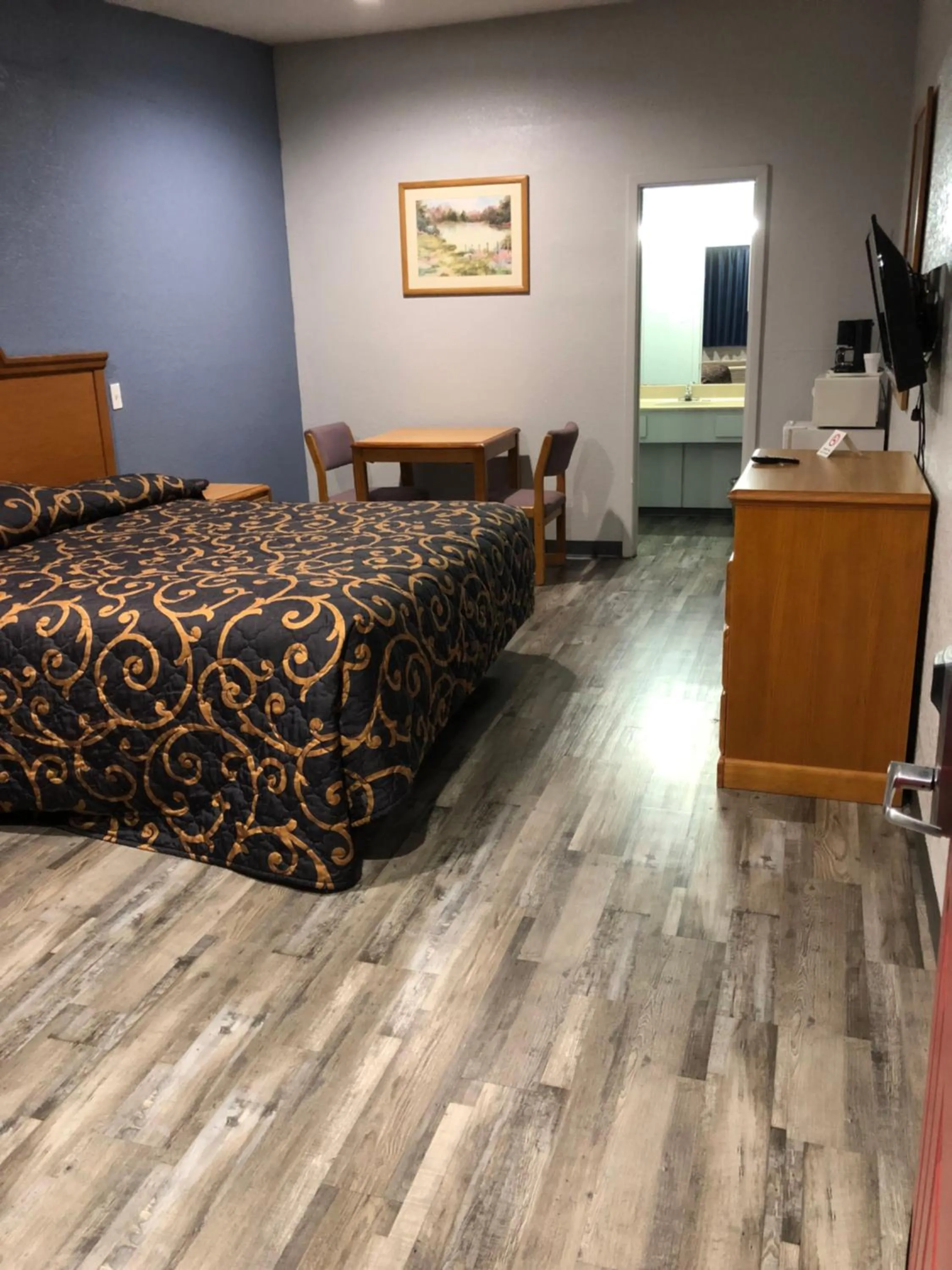 Photo of the whole room, Bed in Delux Inn Cleburne