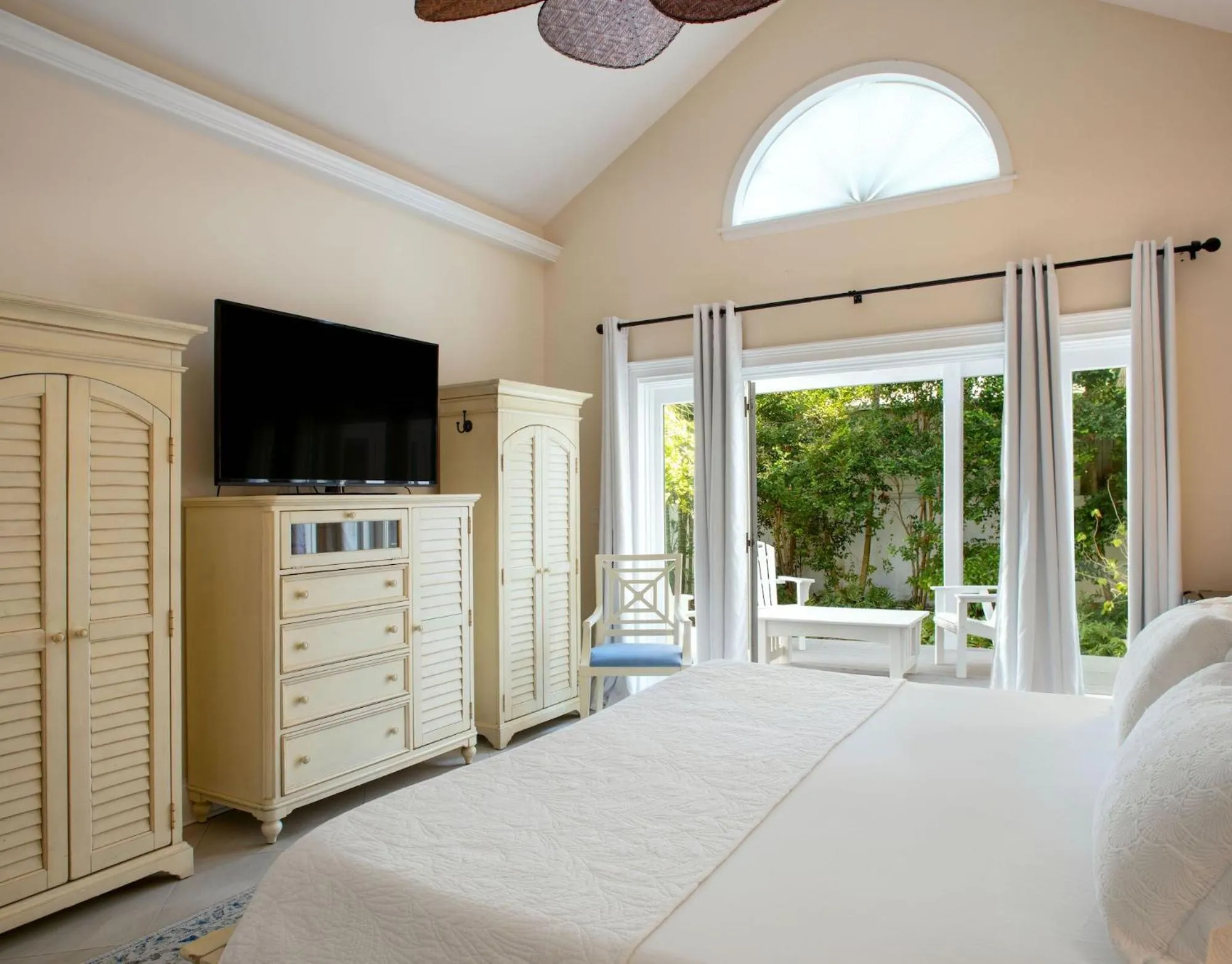 Bedroom, Bed in The Gardens Hotel