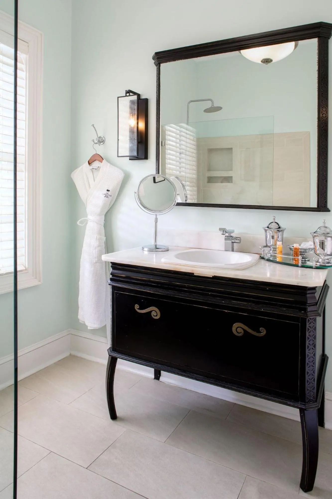 Bathroom, Bed in The Gardens Hotel