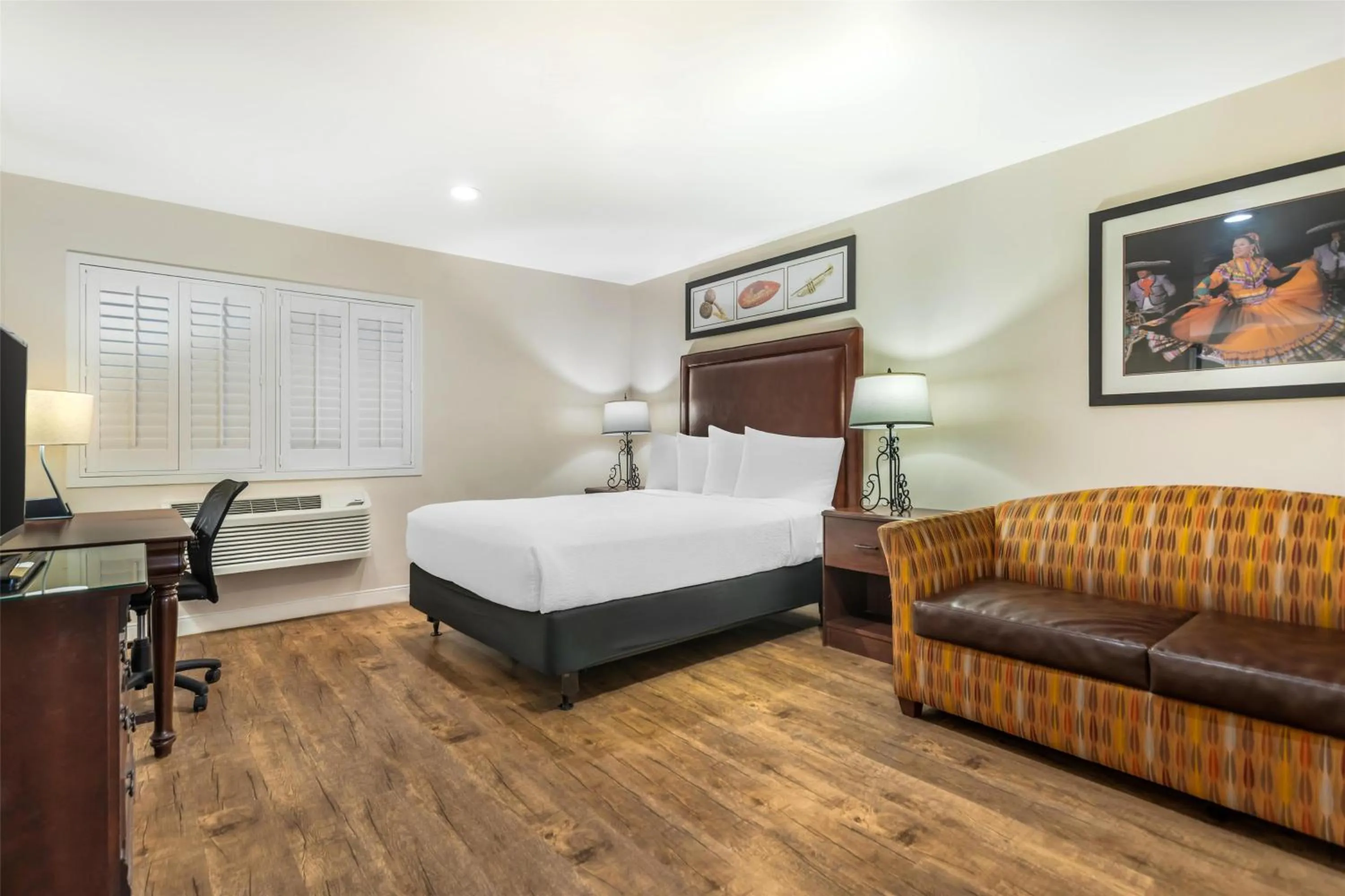 Bedroom, Bed in Best Western Rose Garden Inn